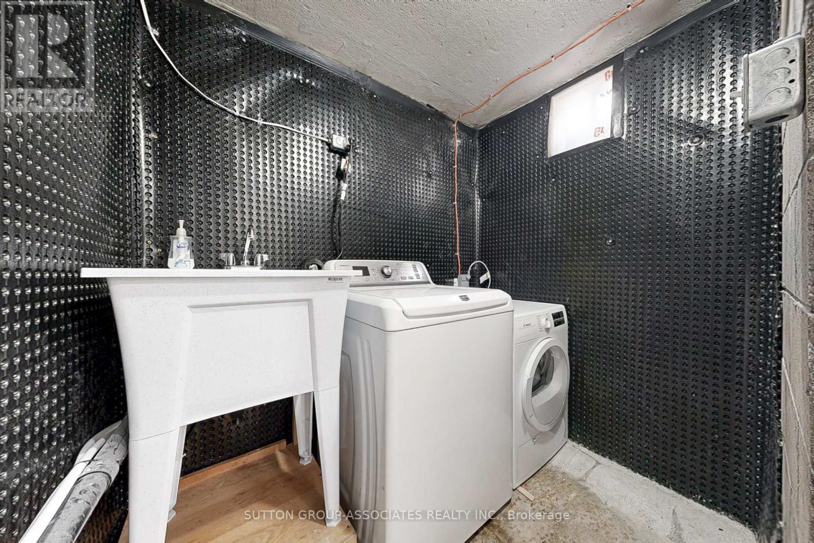 22 Woodenhill Court, Toronto, Ontario  M6M 1K9 - Photo 41 - W12648204