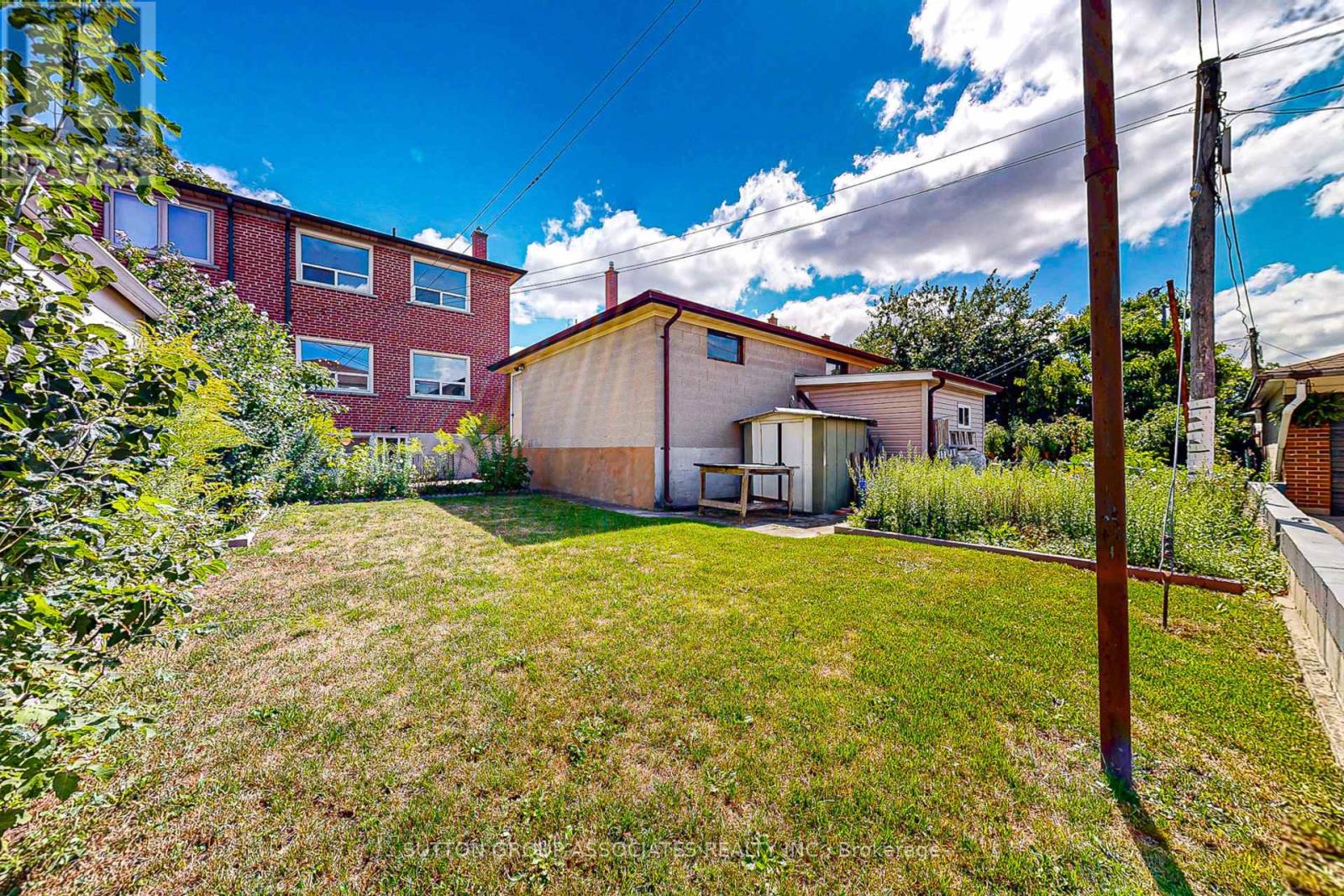 22 Woodenhill Court, Toronto, Ontario  M6M 1K9 - Photo 44 - W12648204