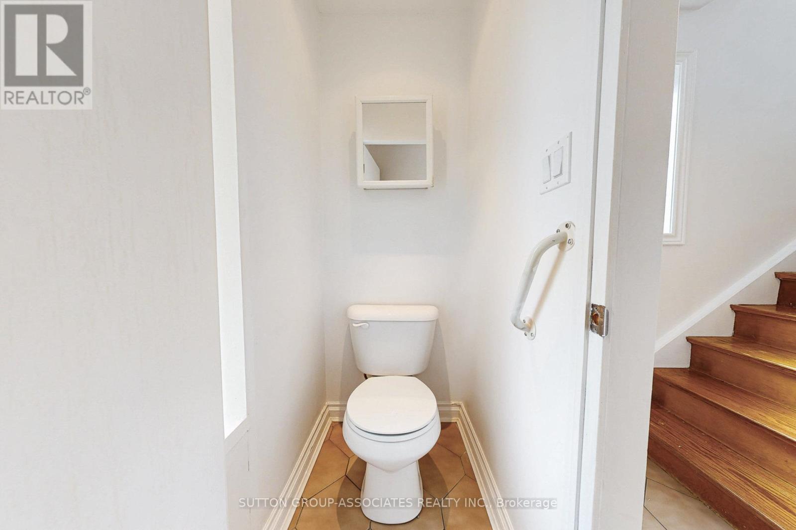 22 Woodenhill Court, Toronto, Ontario  M6M 1K9 - Photo 5 - W12648204