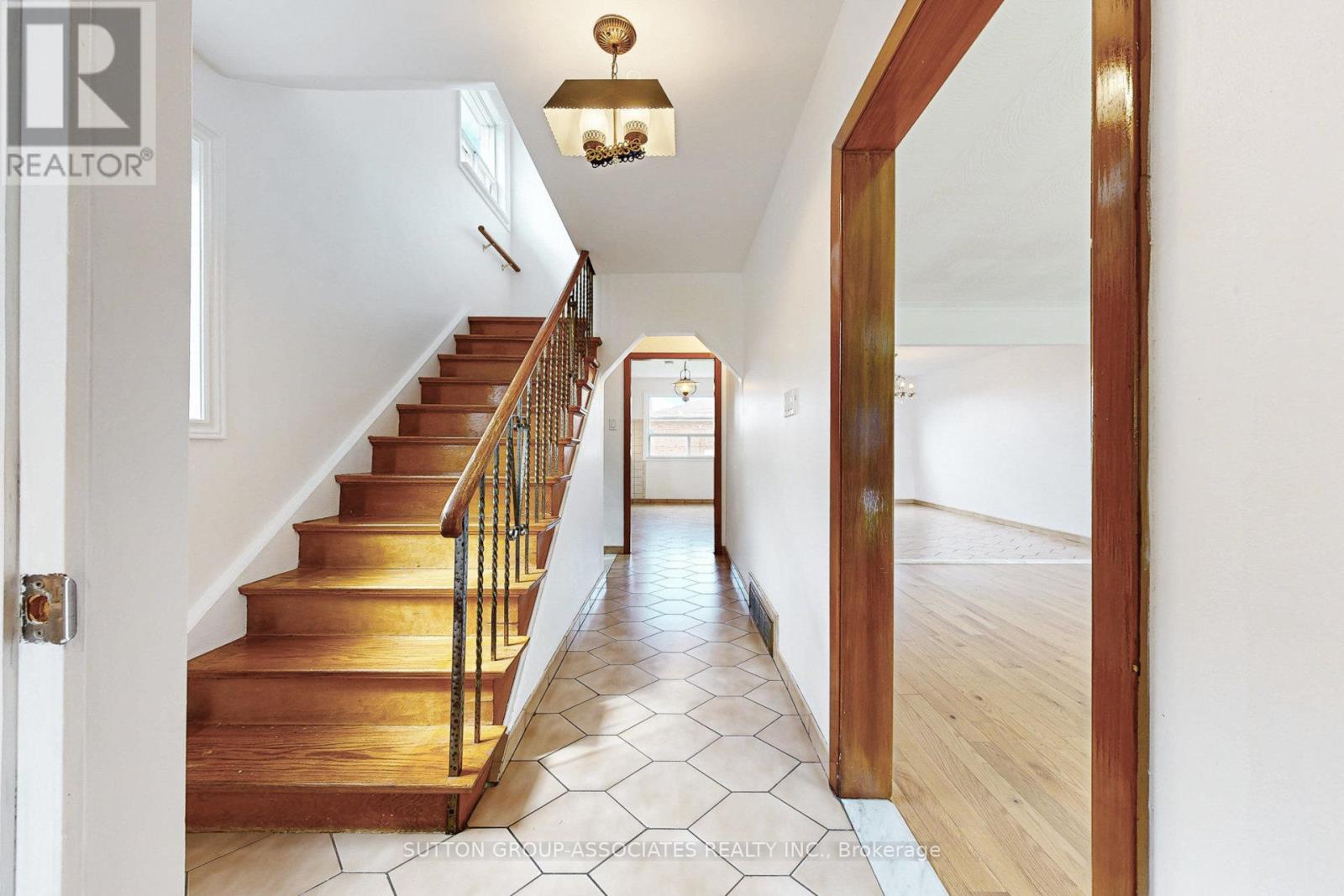 22 Woodenhill Court, Toronto, Ontario  M6M 1K9 - Photo 6 - W12648204