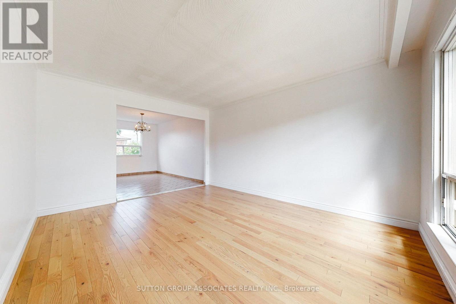 22 Woodenhill Court, Toronto, Ontario  M6M 1K9 - Photo 7 - W12648204