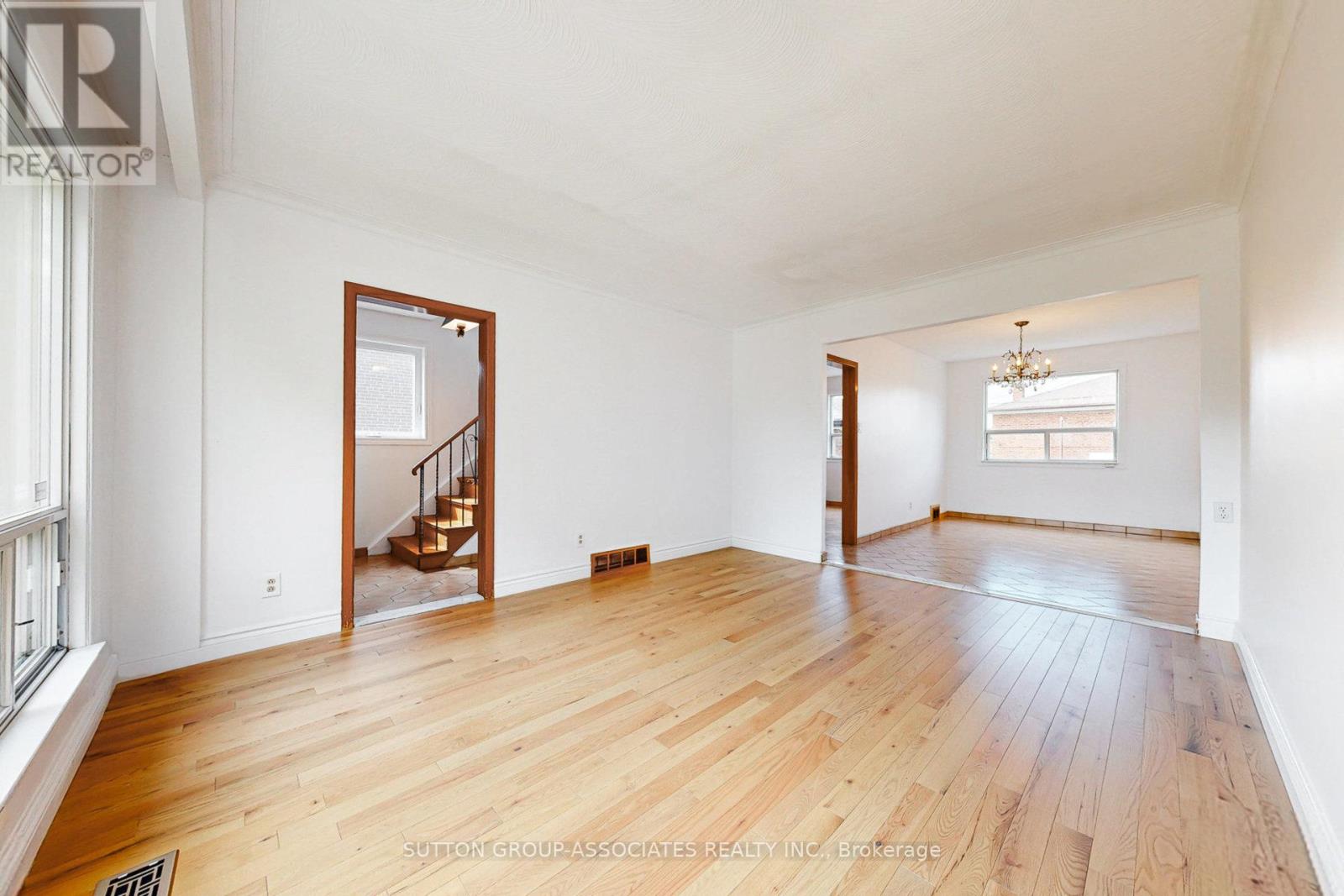 22 Woodenhill Court, Toronto, Ontario  M6M 1K9 - Photo 8 - W12648204