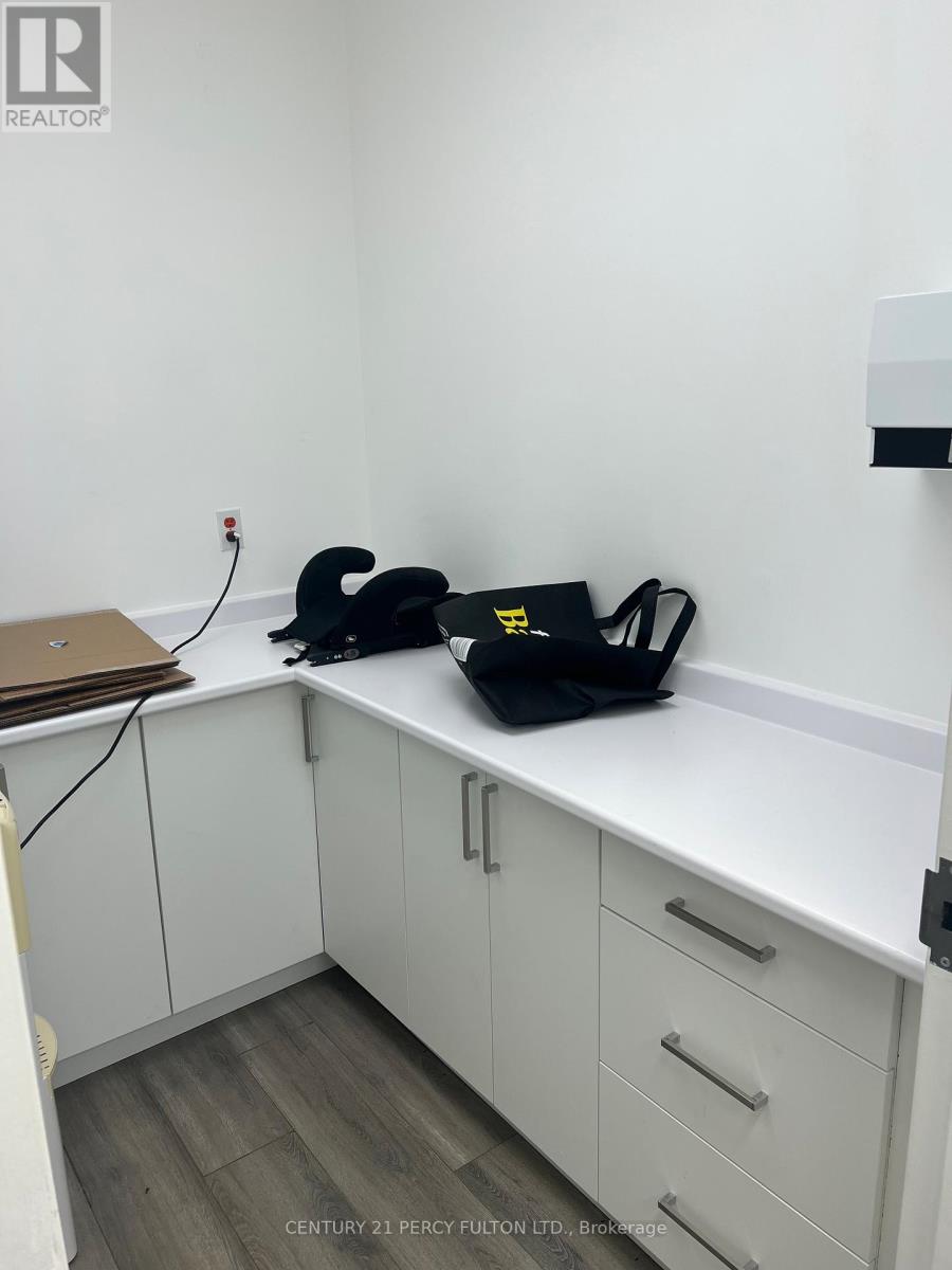 46 Lakeshore Road, Oakville, Ontario  L6K 1C7 - Photo 2 - W12648214