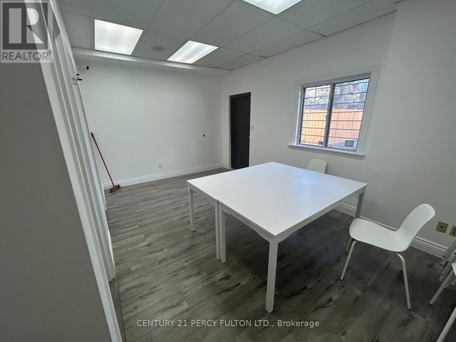 46 Lakeshore Road, Oakville, Ontario  L6K 1C7 - Photo 3 - W12648214