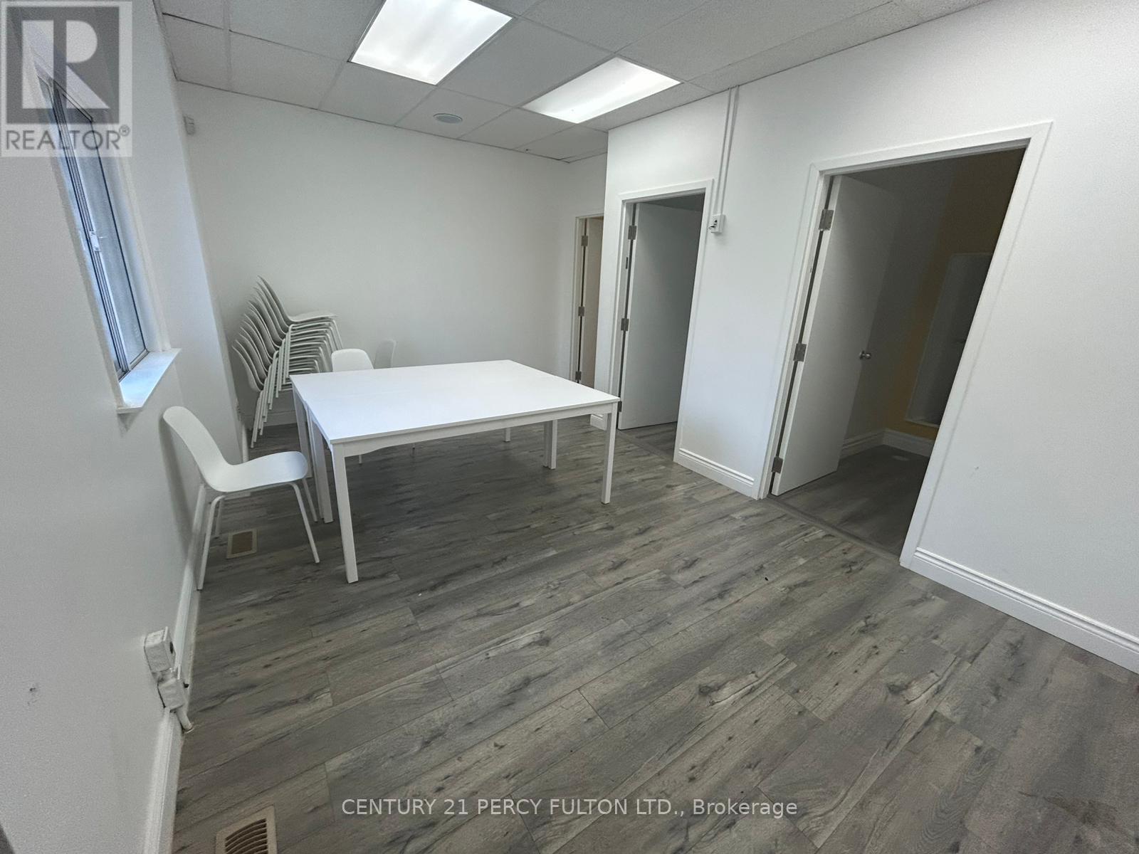 46 Lakeshore Road, Oakville, Ontario  L6K 1C7 - Photo 4 - W12648214