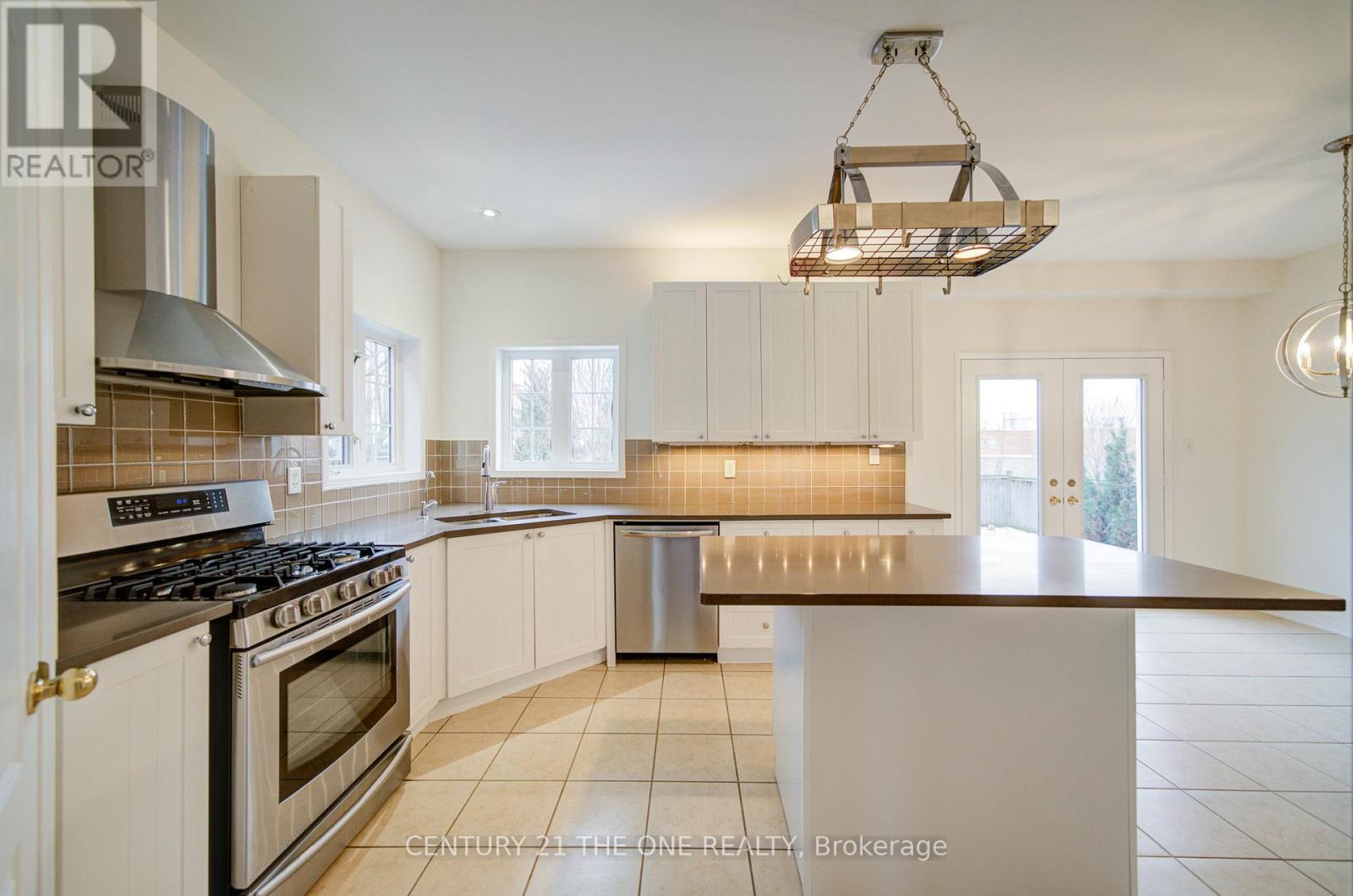 19 Corridale Avenue, Whitby, Ontario  L1M 2E8 - Photo 9 - E12648252