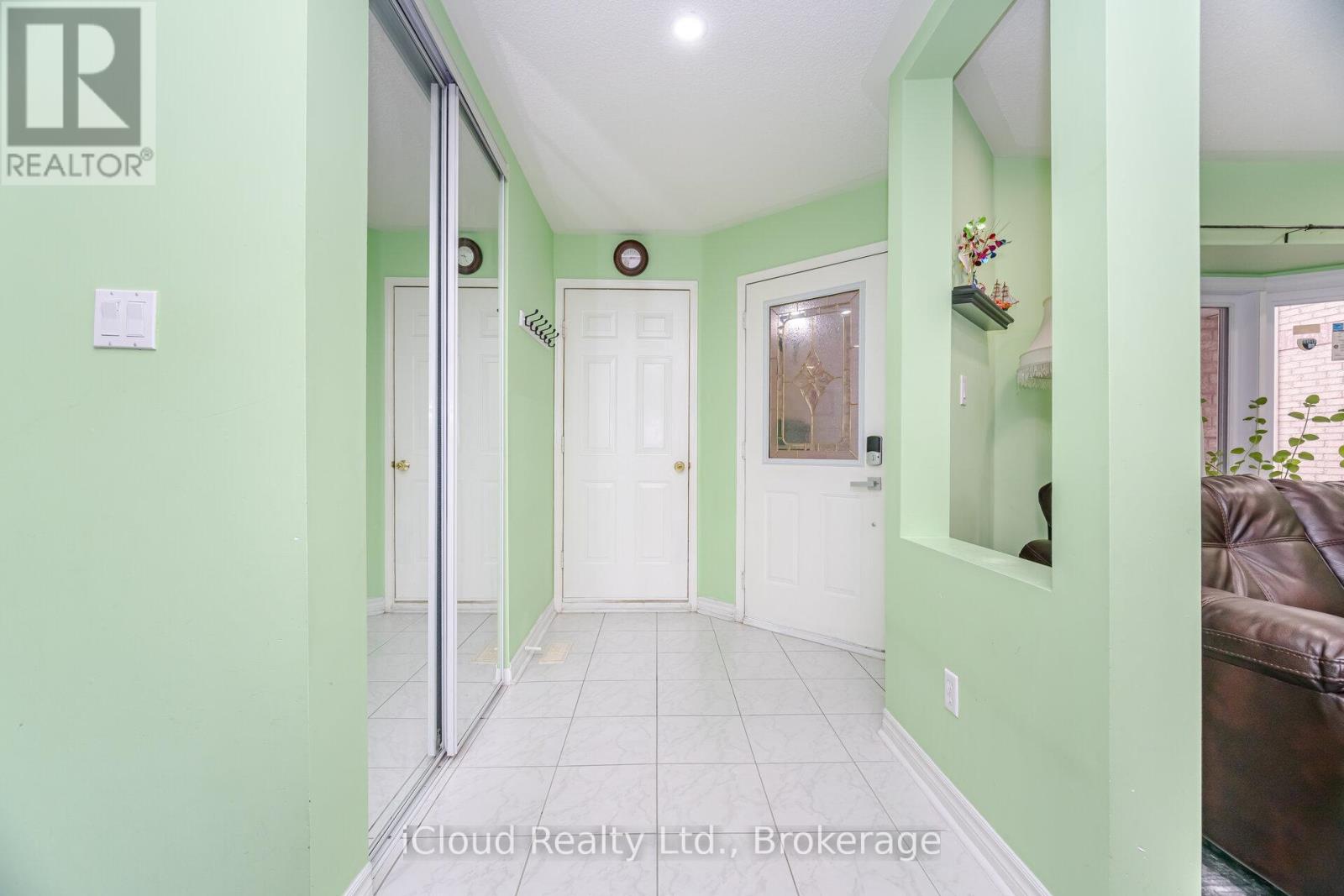 5261 River Forest Court, Mississauga, Ontario  L5V 2C7 - Photo 5 - W12508236