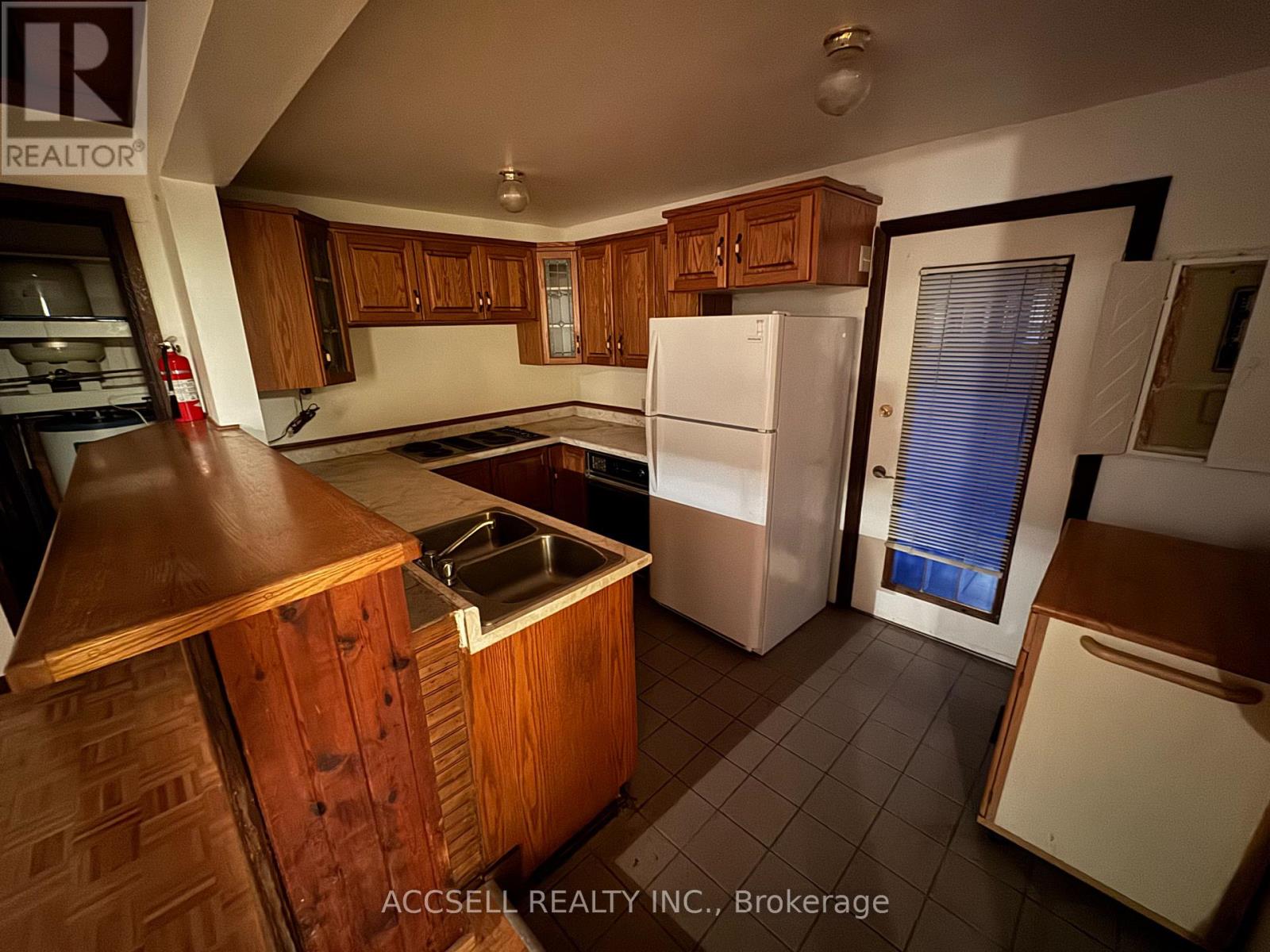 31 Barrie Avenue, South Bruce Peninsula, Ontario  N0H 2G0 - Photo 5 - X12648378