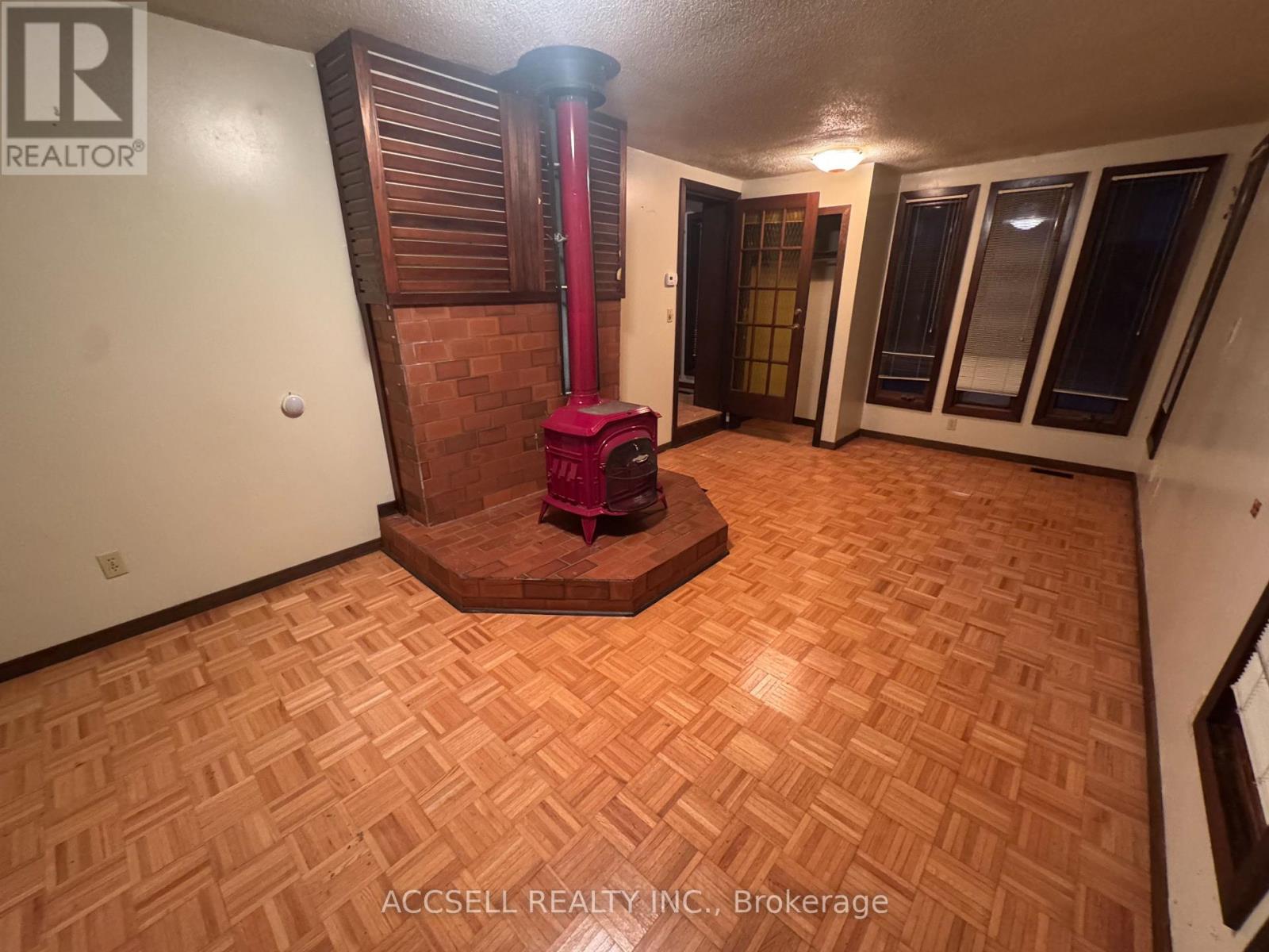 31 Barrie Avenue, South Bruce Peninsula, Ontario  N0H 2G0 - Photo 6 - X12648378