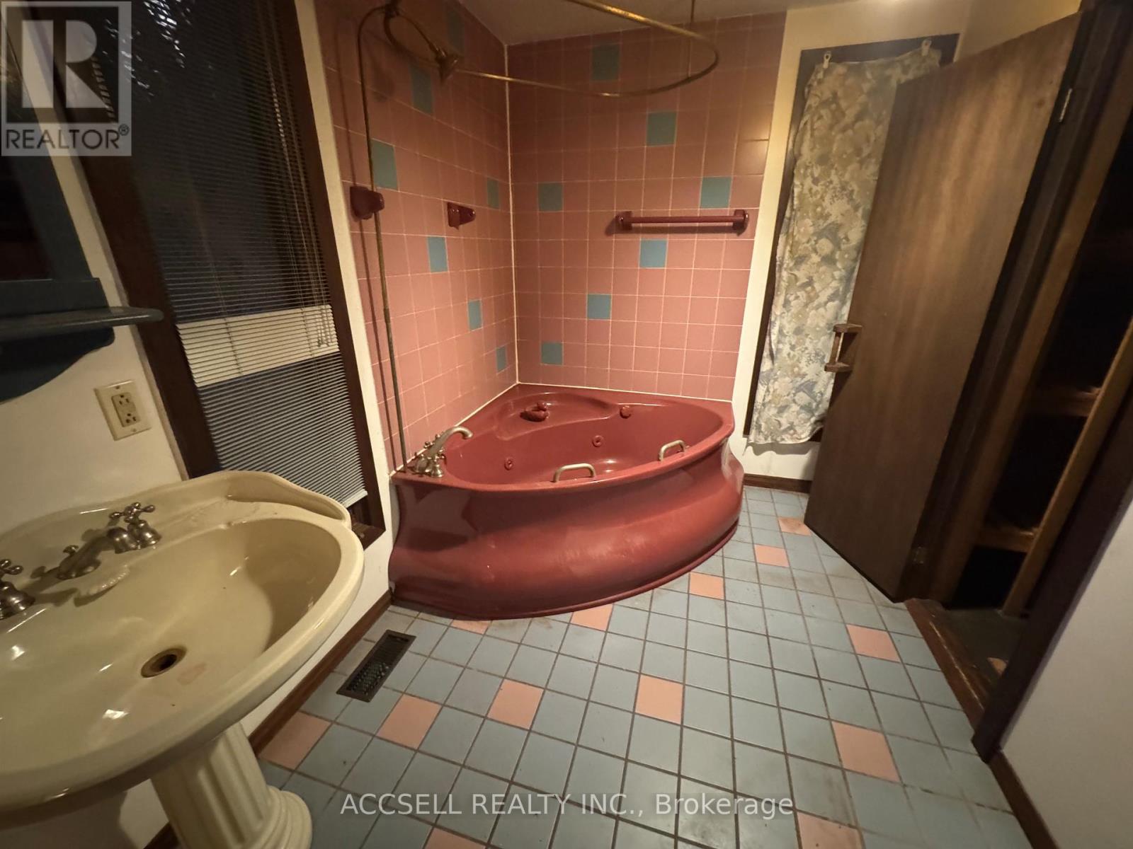 31 Barrie Avenue, South Bruce Peninsula, Ontario  N0H 2G0 - Photo 8 - X12648378