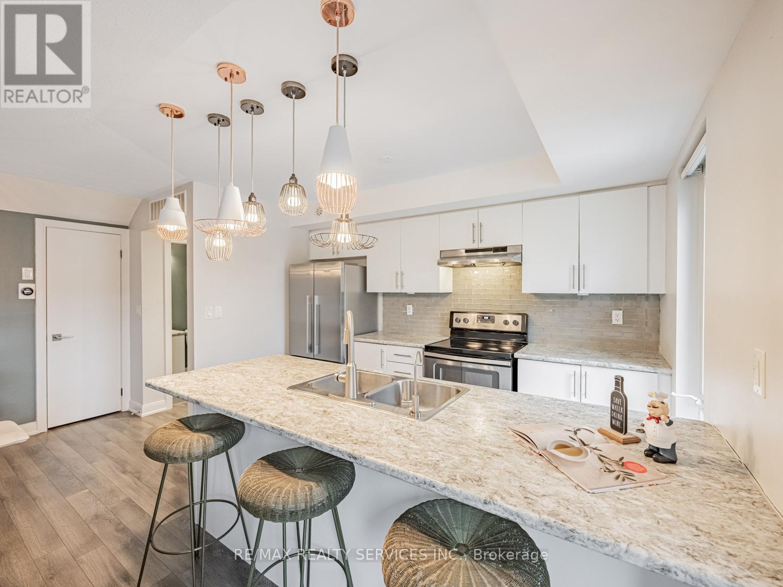 60 - 100 Dufay Road, Brampton, Ontario  L7A 4S3 - Photo 5 - W12647998