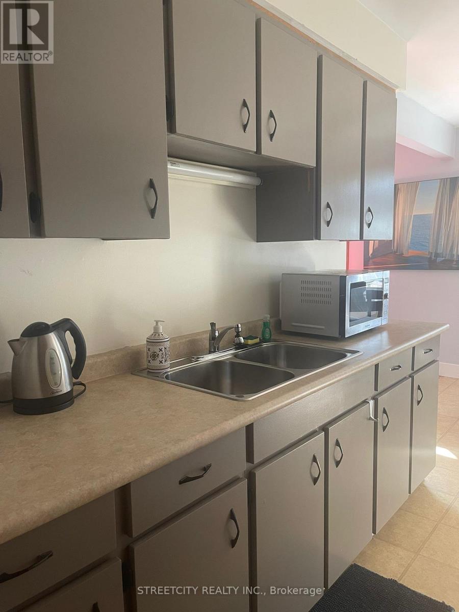 1 - 19 Johnson Place, St. Thomas, Ontario  N5P 2E9 - Photo 5 - X12648474