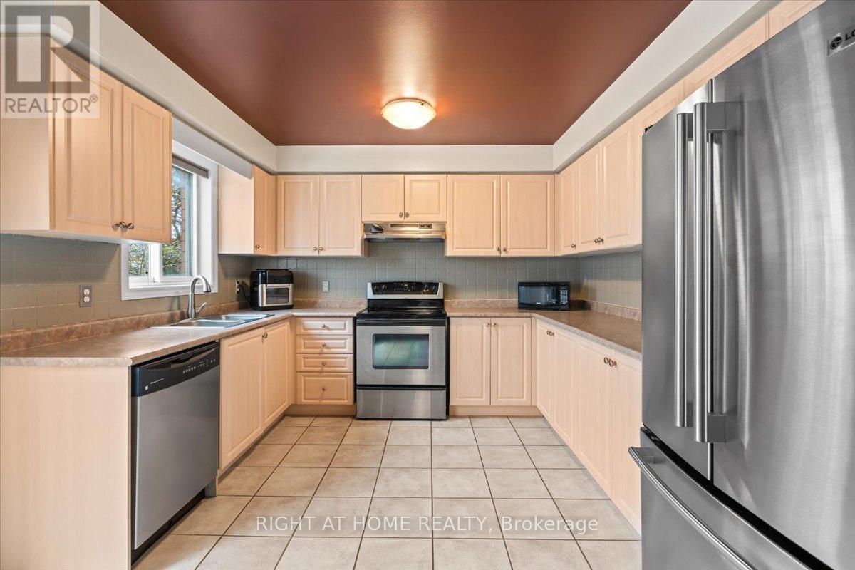 7 Michael Crescent, Barrie, Ontario  L4M 6Y9 - Photo 4 - S12554076