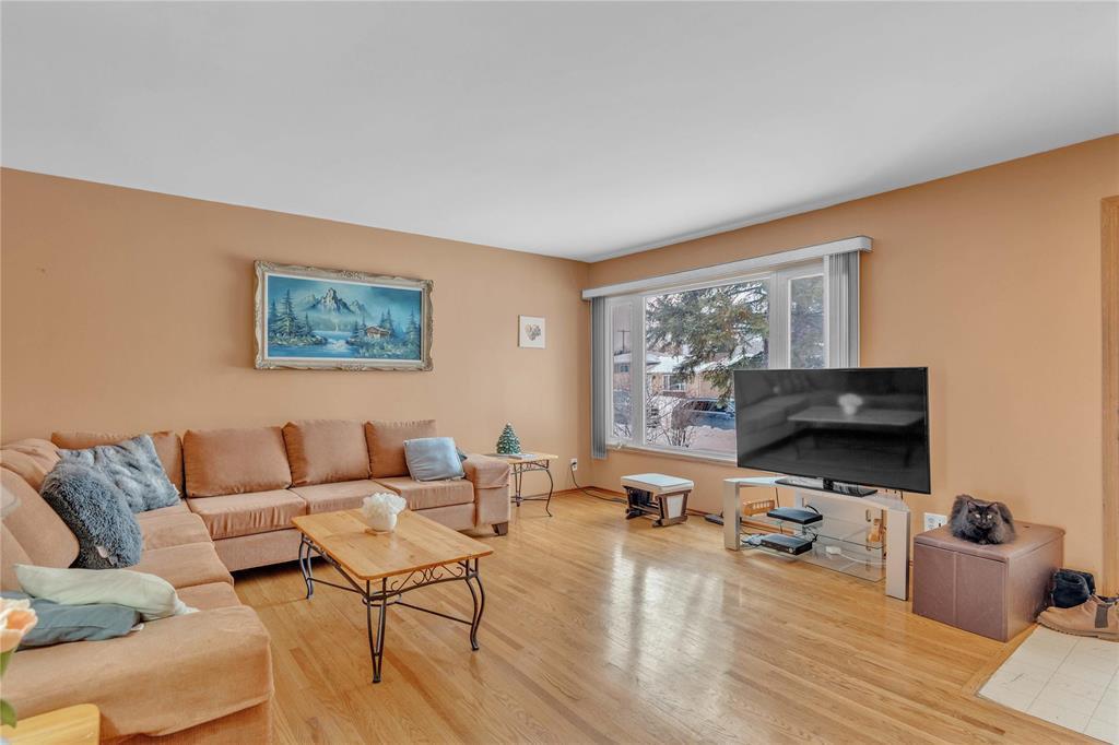 46 Parade Drive, Winnipeg, Manitoba  R2C 0S2 - Photo 3 - 202530164