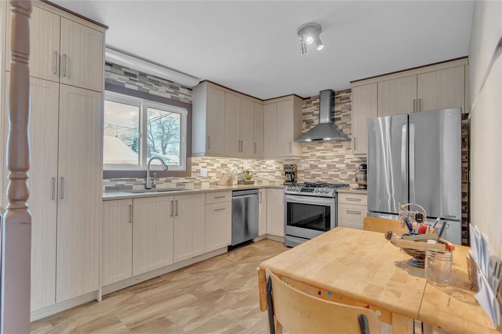 46 Parade Drive, Winnipeg, Manitoba  R2C 0S2 - Photo 6 - 202530164