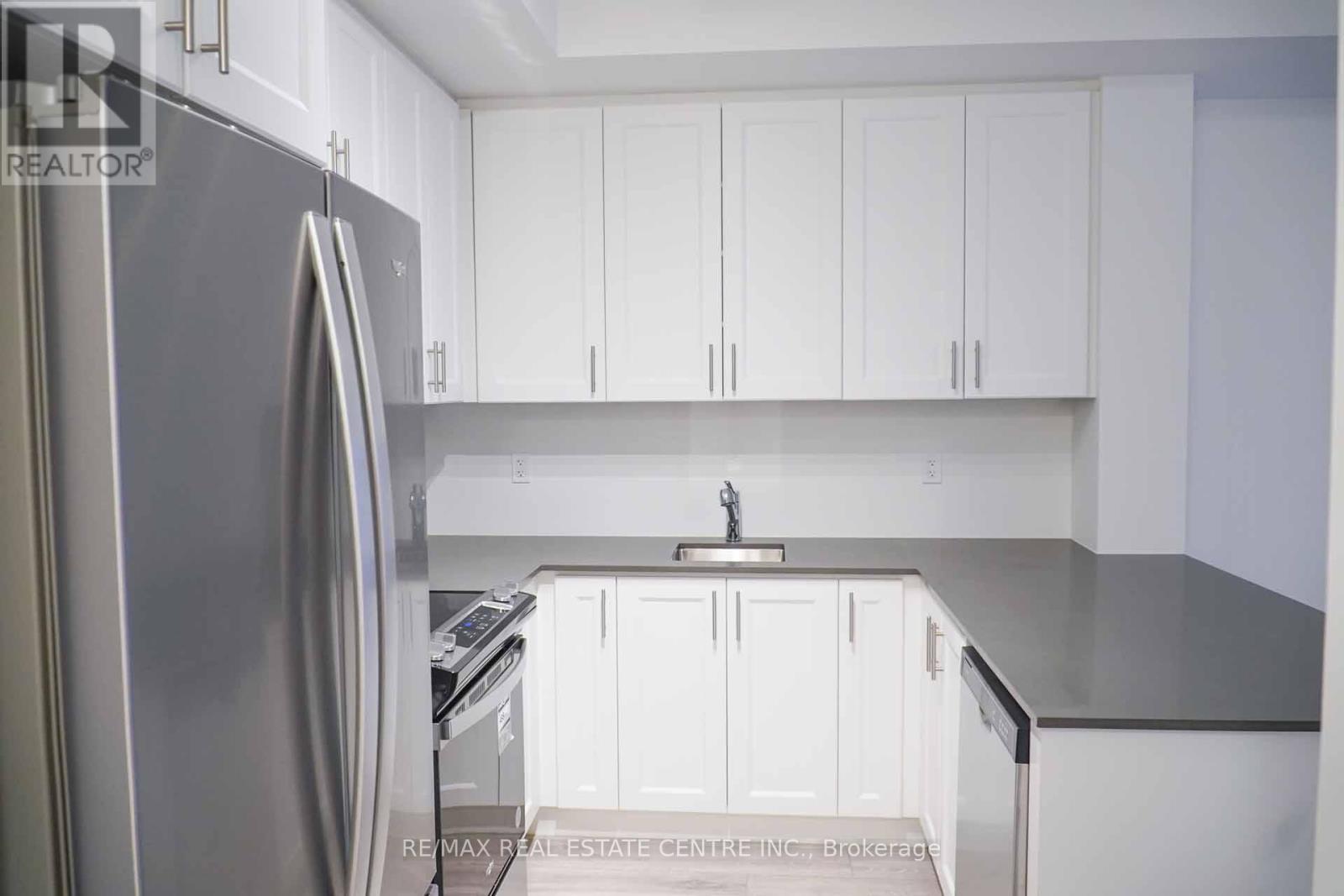 24 - 14 Lytham Green Circle, Newmarket, Ontario  L3Y 0H3 - Photo 12 - N12647948