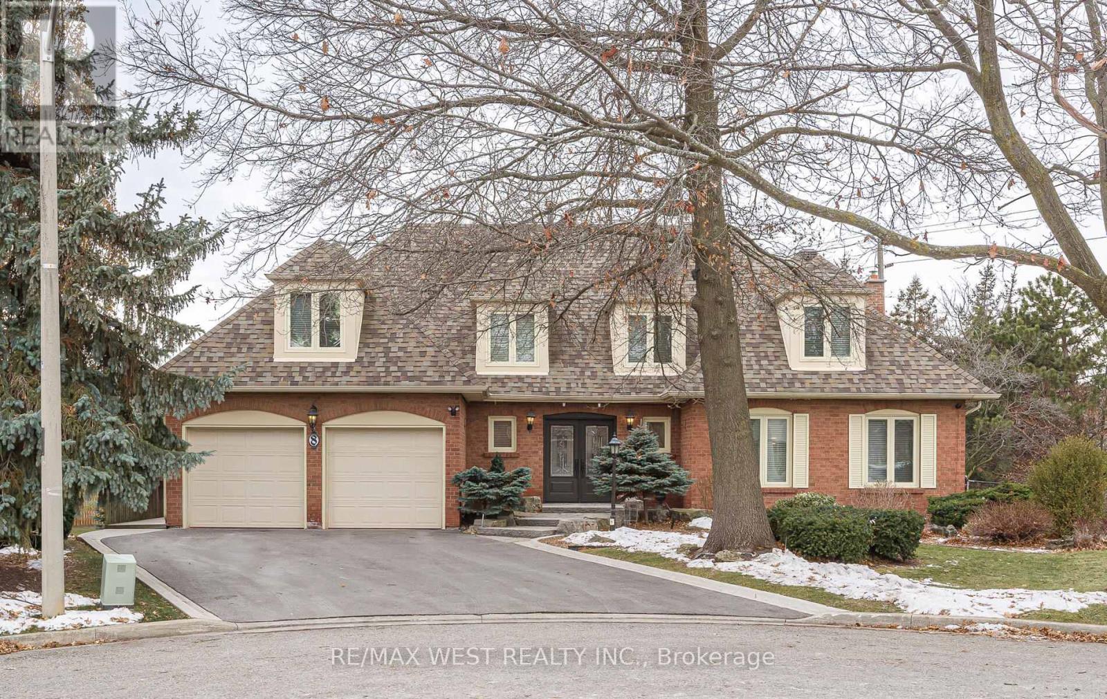 8 OAKRIDGE COURT, Brampton, Ontario