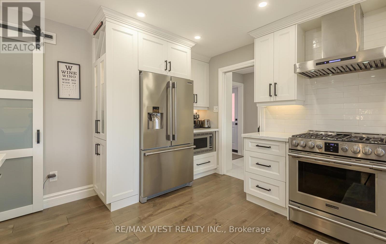 8 Oakridge Court, Brampton, Ontario  L6Z 2A4 - Photo 10 - W12648526