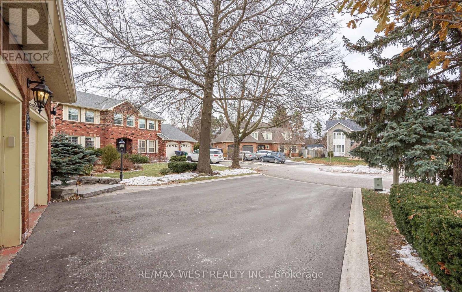 8 Oakridge Court, Brampton, Ontario  L6Z 2A4 - Photo 2 - W12648526