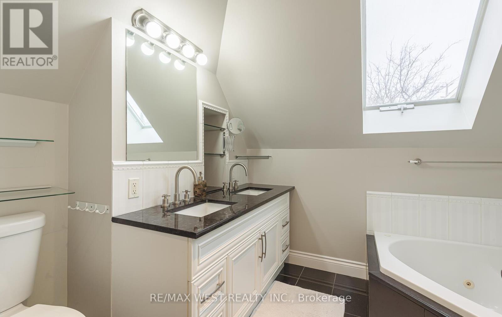 8 Oakridge Court, Brampton, Ontario  L6Z 2A4 - Photo 26 - W12648526