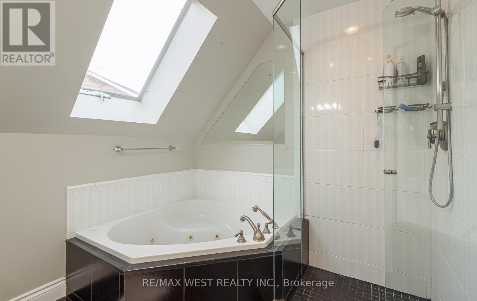 8 Oakridge Court, Brampton, Ontario  L6Z 2A4 - Photo 27 - W12648526