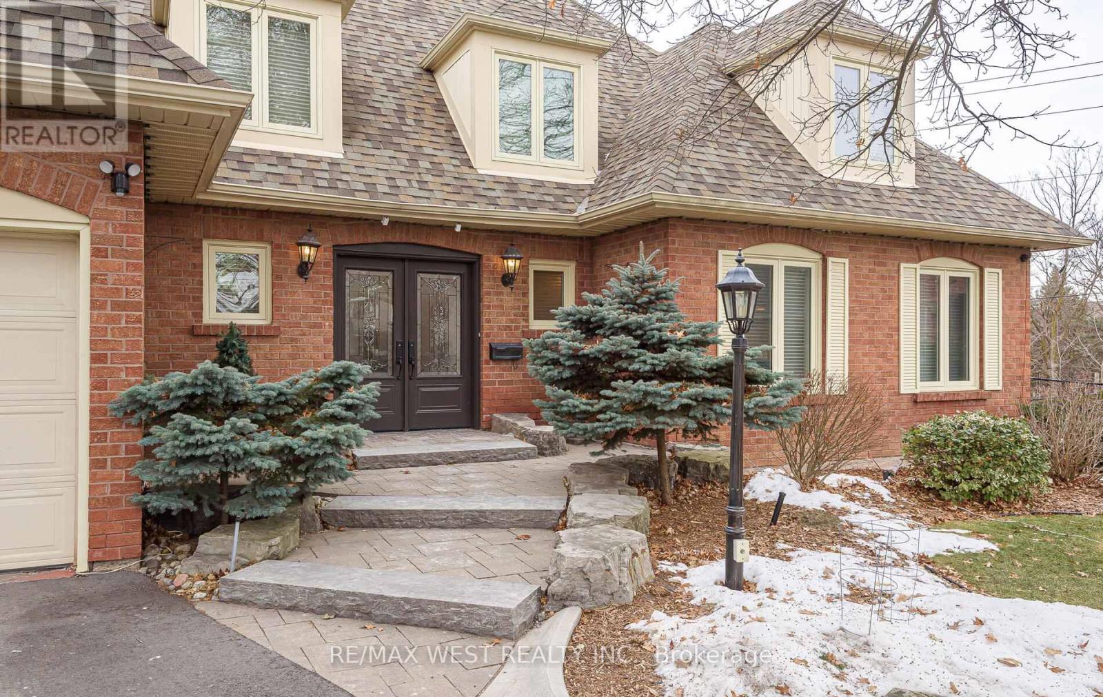 8 Oakridge Court, Brampton, Ontario  L6Z 2A4 - Photo 3 - W12648526