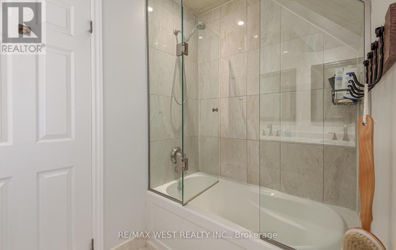 8 Oakridge Court, Brampton, Ontario  L6Z 2A4 - Photo 30 - W12648526