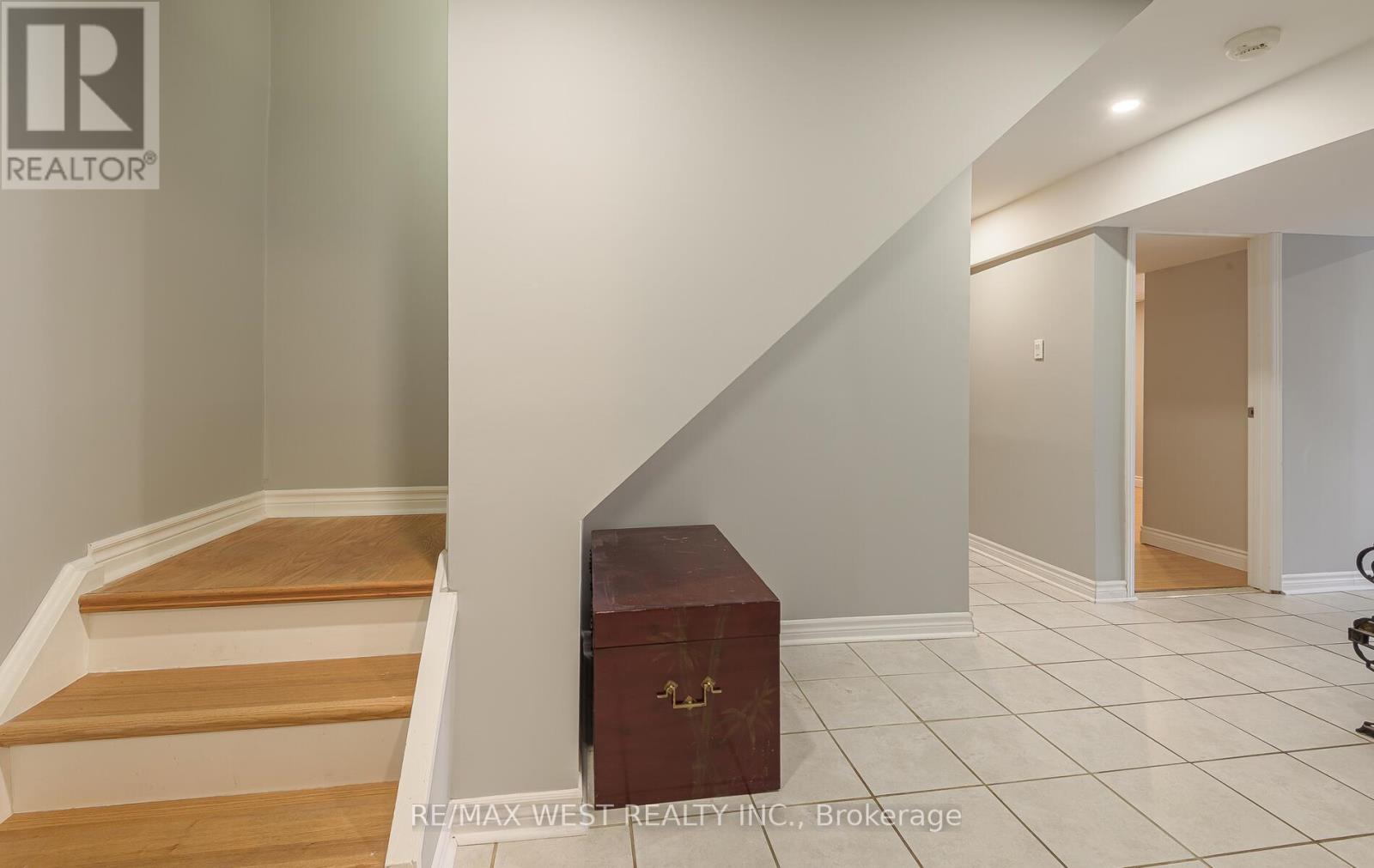 8 Oakridge Court, Brampton, Ontario  L6Z 2A4 - Photo 33 - W12648526