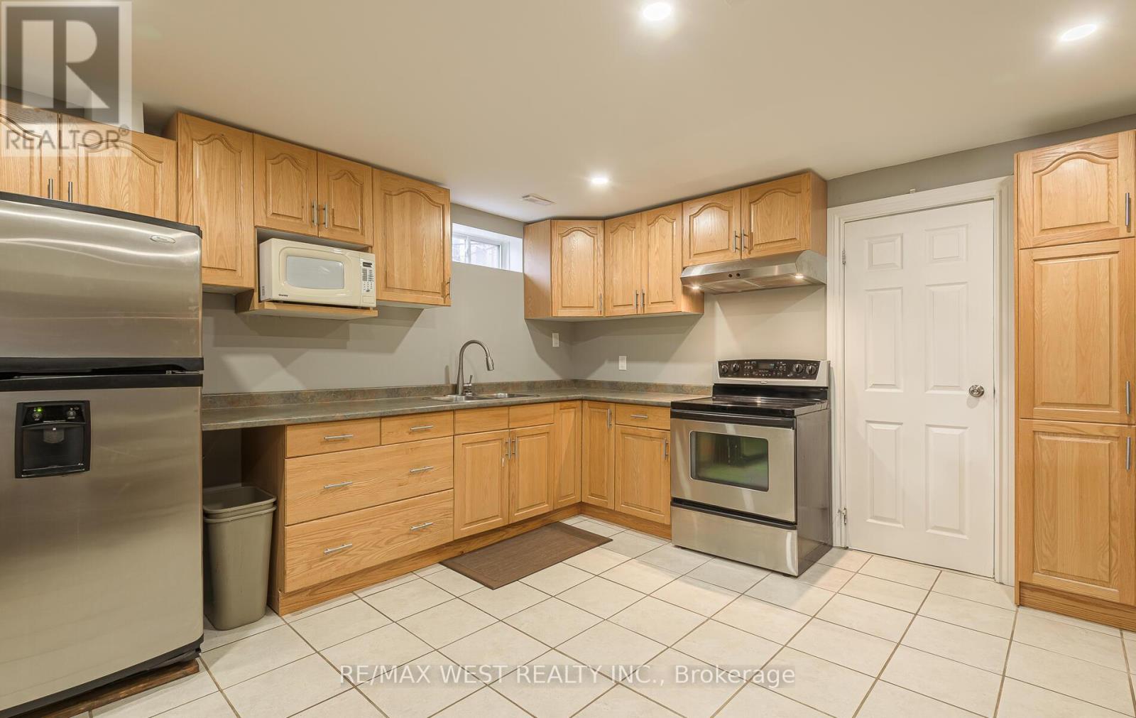 8 Oakridge Court, Brampton, Ontario  L6Z 2A4 - Photo 38 - W12648526