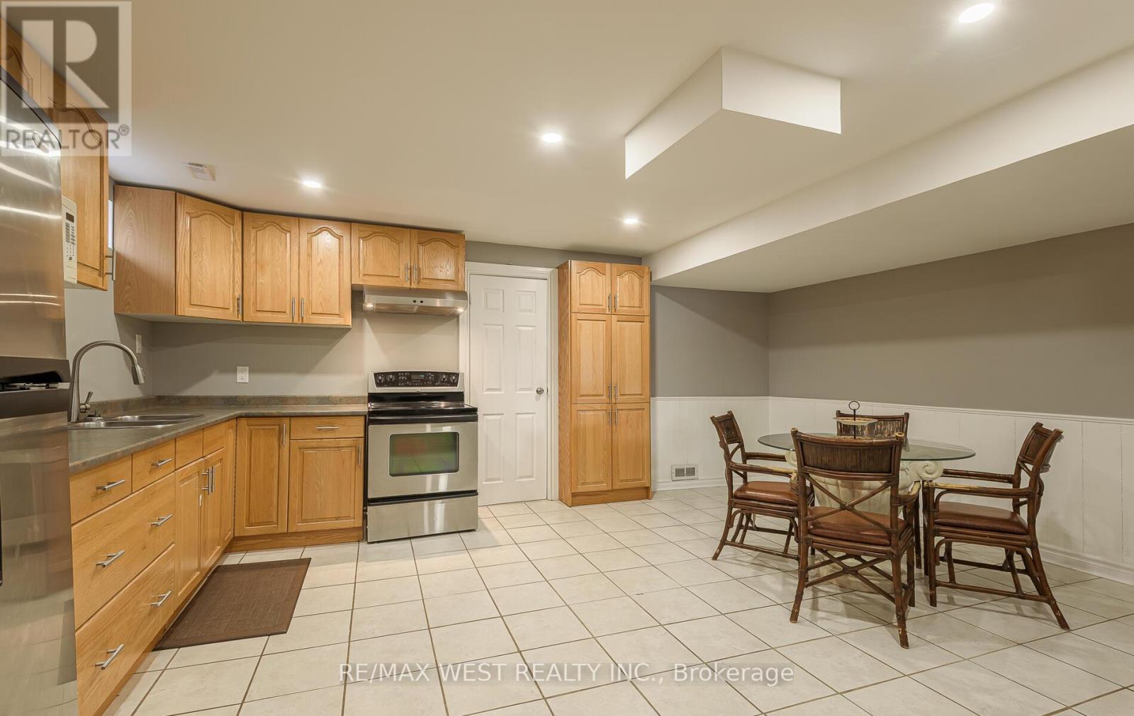 8 Oakridge Court, Brampton, Ontario  L6Z 2A4 - Photo 39 - W12648526