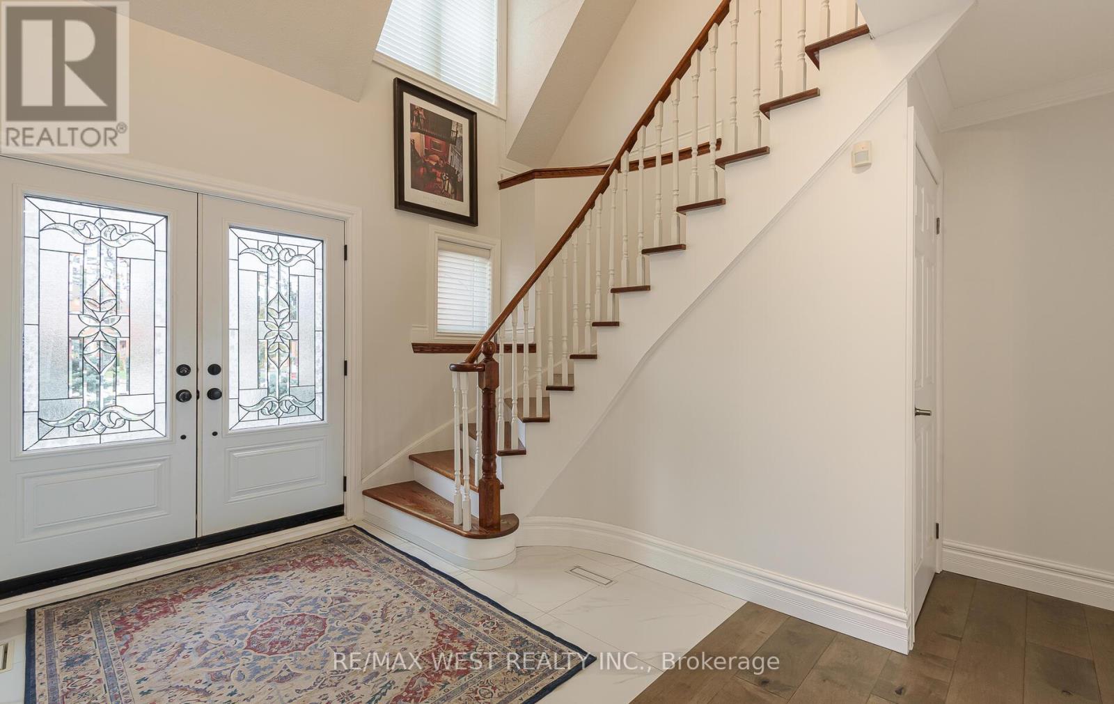 8 Oakridge Court, Brampton, Ontario  L6Z 2A4 - Photo 4 - W12648526