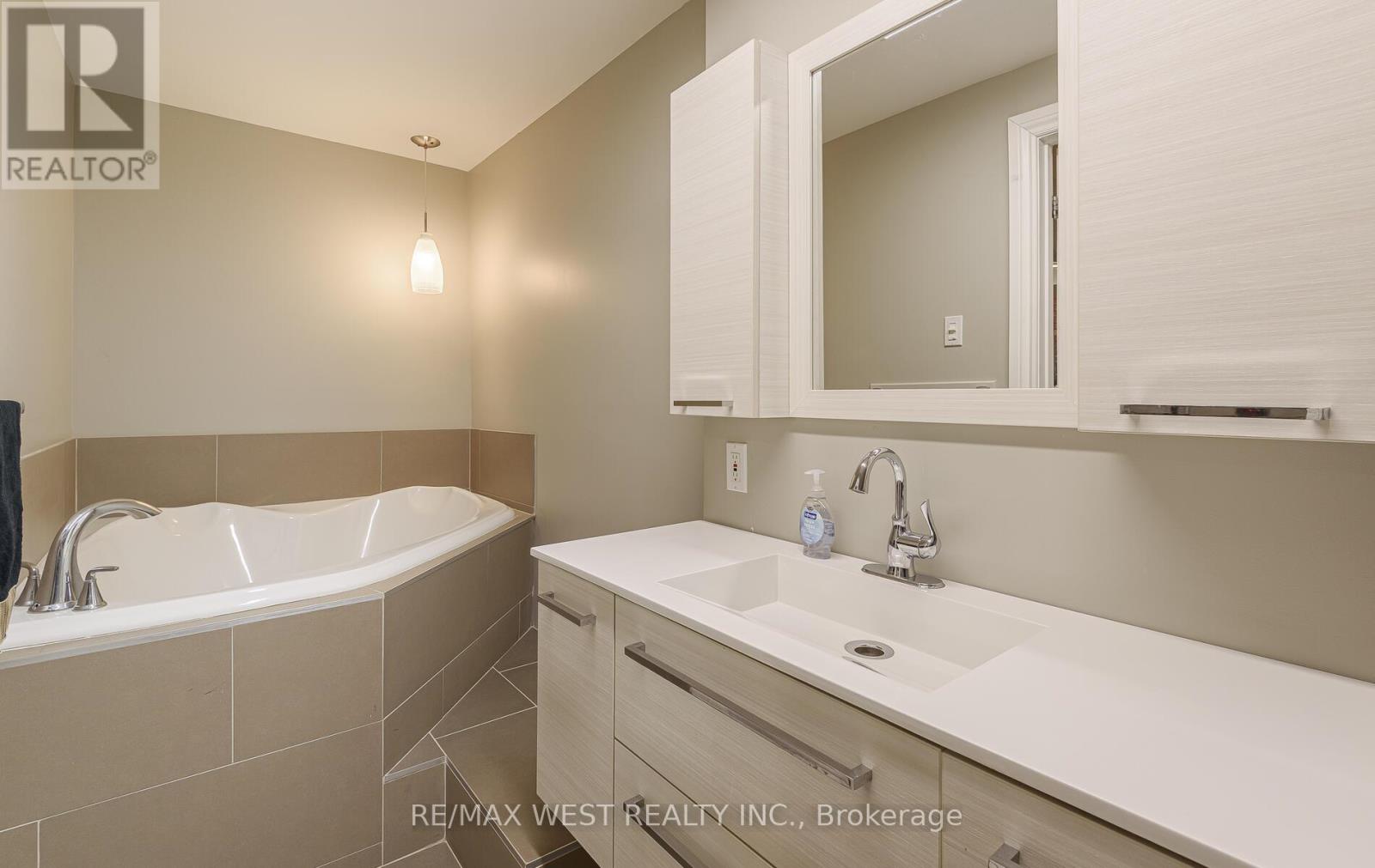 8 Oakridge Court, Brampton, Ontario  L6Z 2A4 - Photo 44 - W12648526