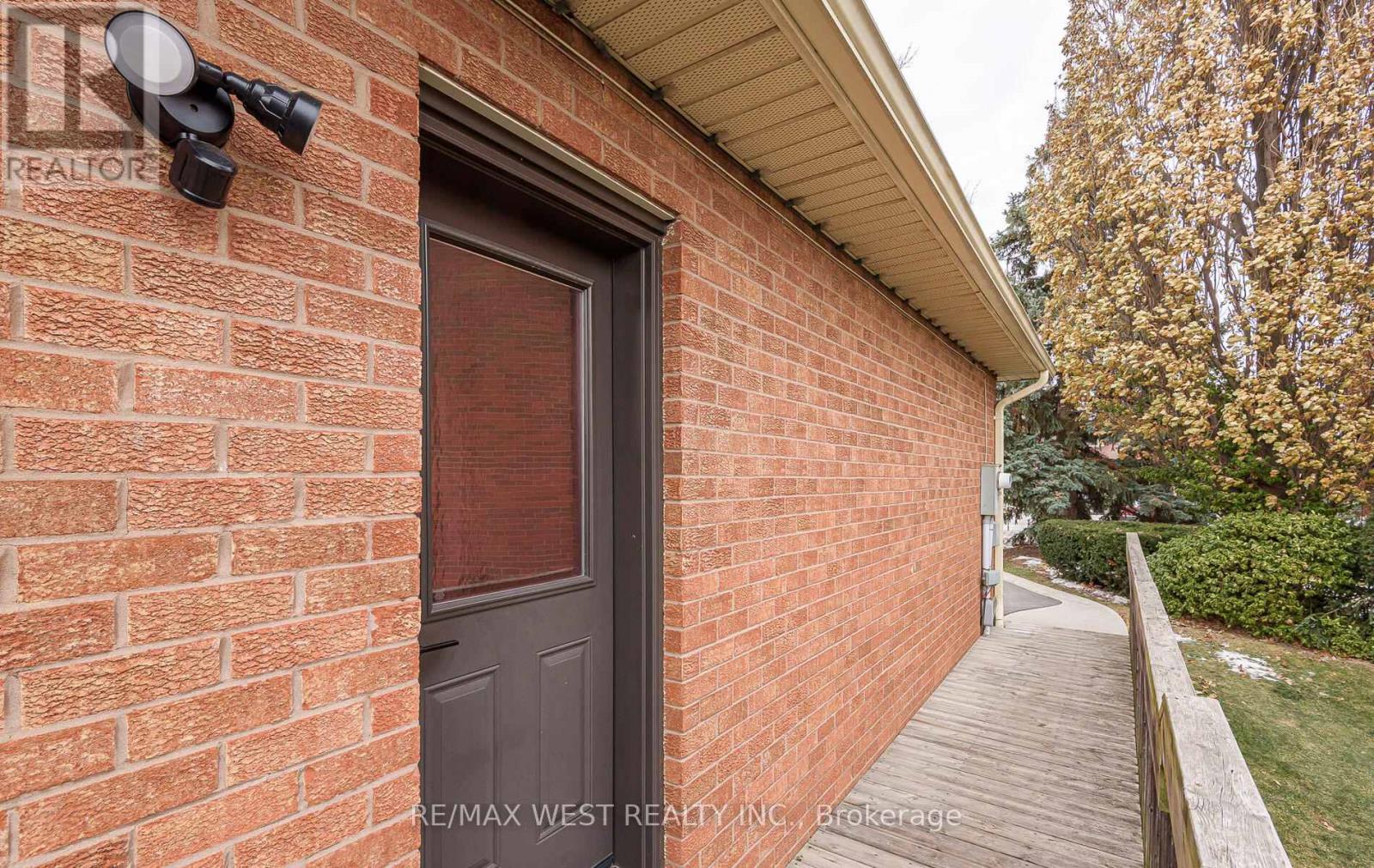 8 Oakridge Court, Brampton, Ontario  L6Z 2A4 - Photo 46 - W12648526