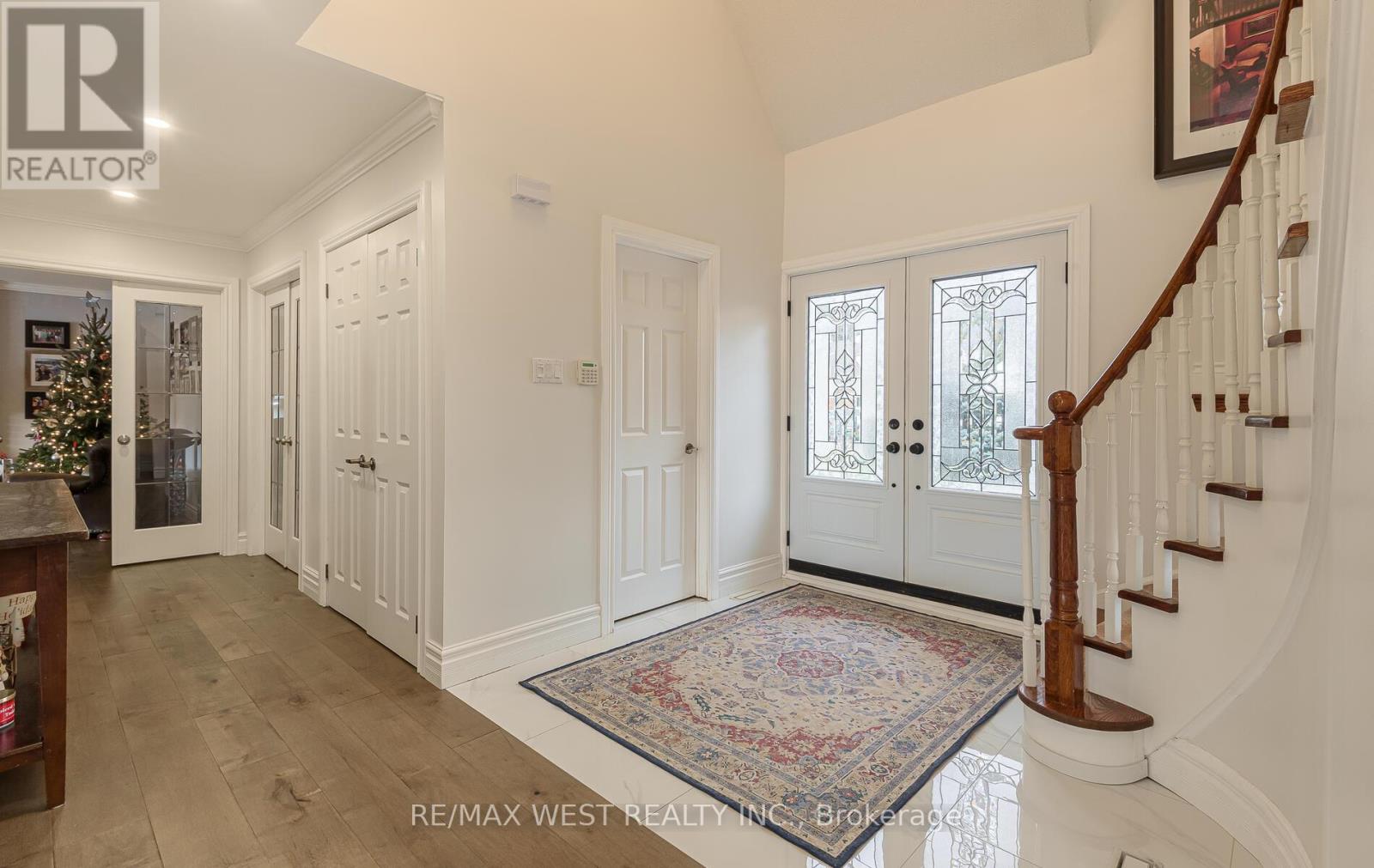 8 Oakridge Court, Brampton, Ontario  L6Z 2A4 - Photo 5 - W12648526