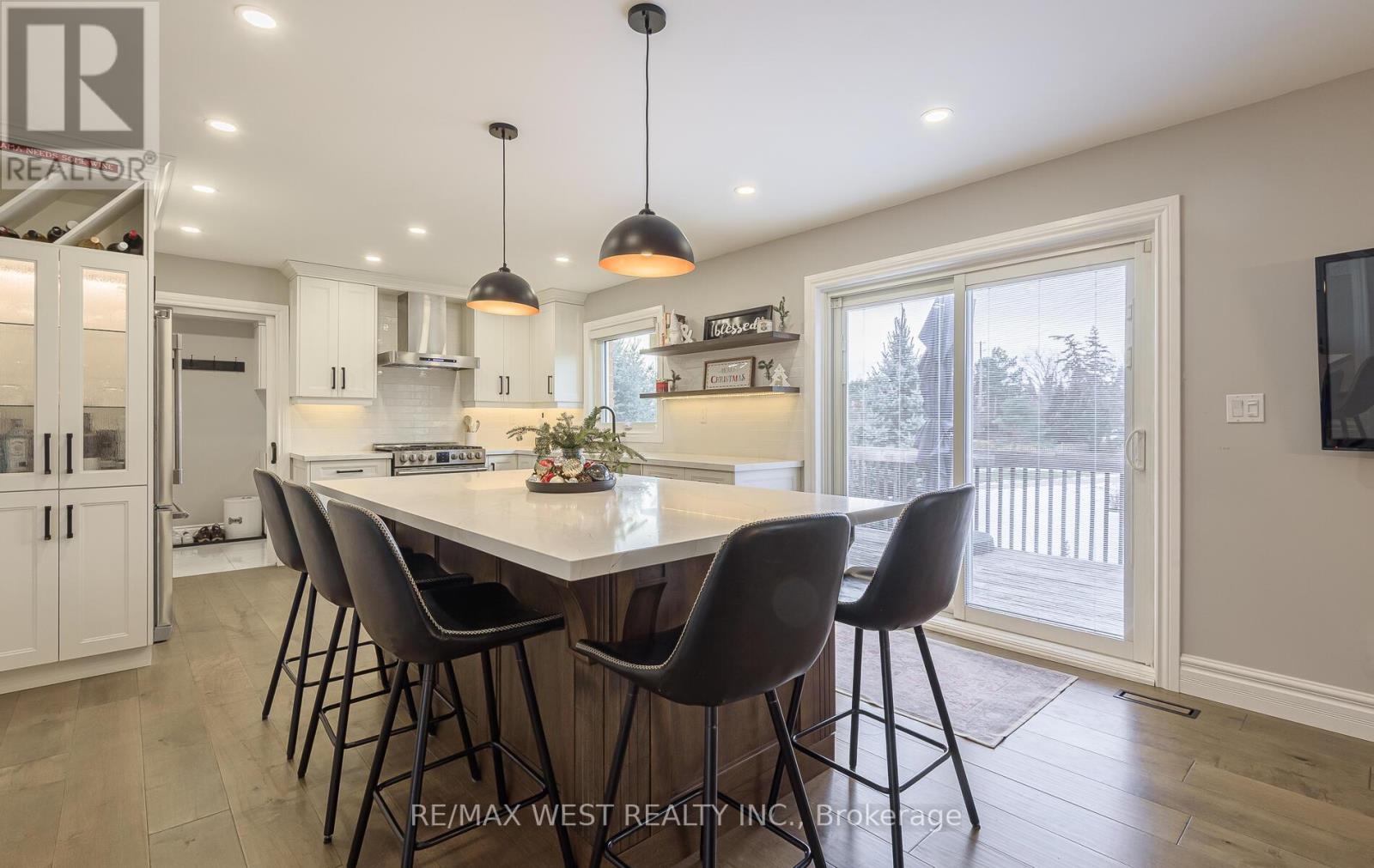 8 Oakridge Court, Brampton, Ontario  L6Z 2A4 - Photo 7 - W12648526