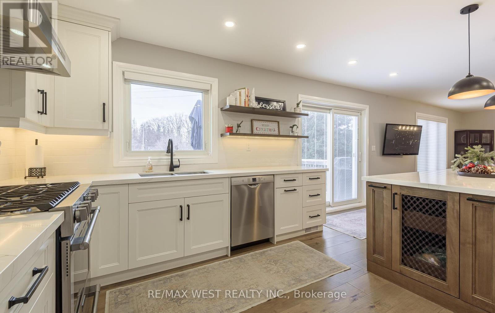 8 Oakridge Court, Brampton, Ontario  L6Z 2A4 - Photo 9 - W12648526