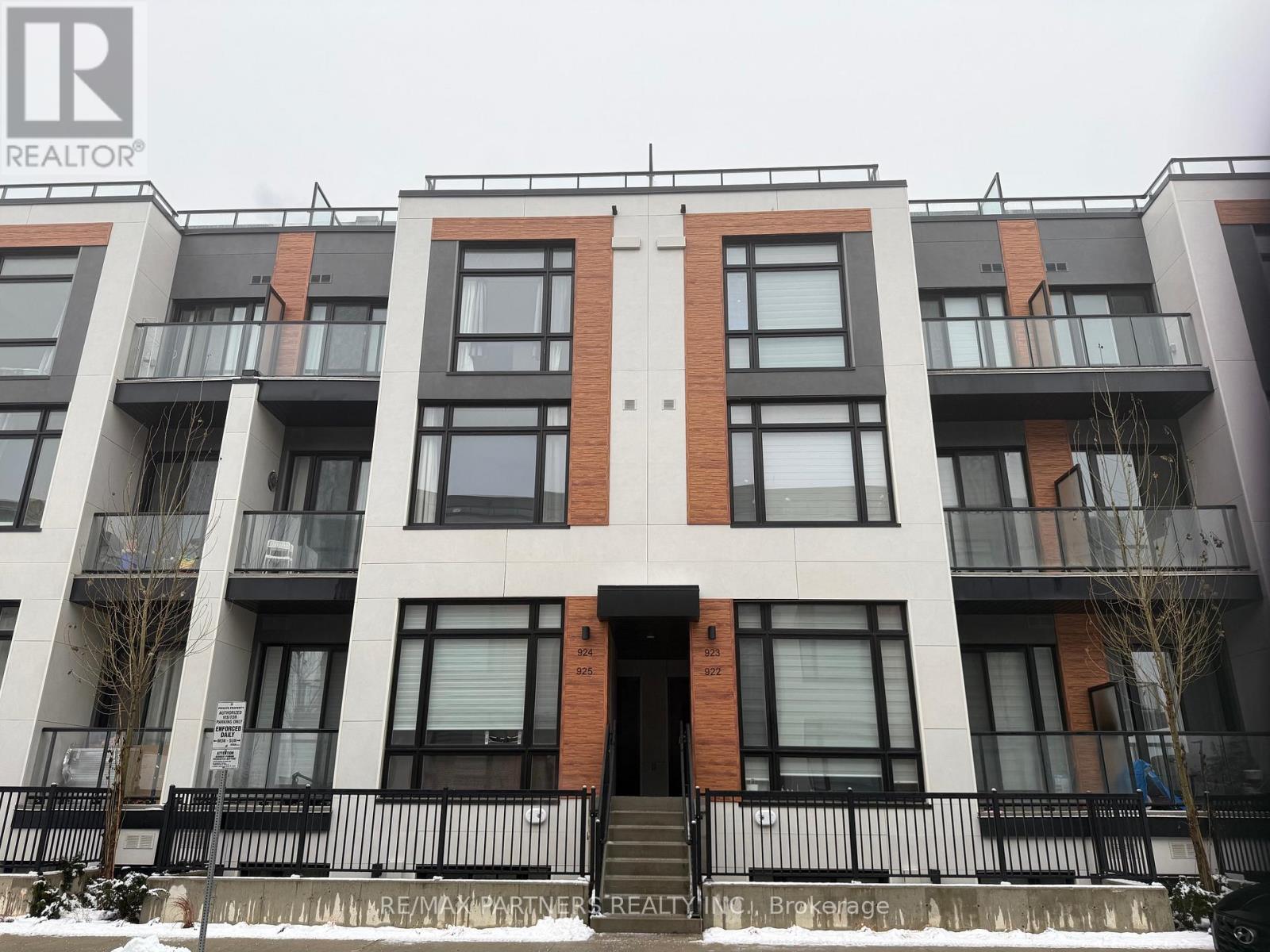 924 - 2 STECKLEY HOUSE LANE, Richmond Hill, Ontario