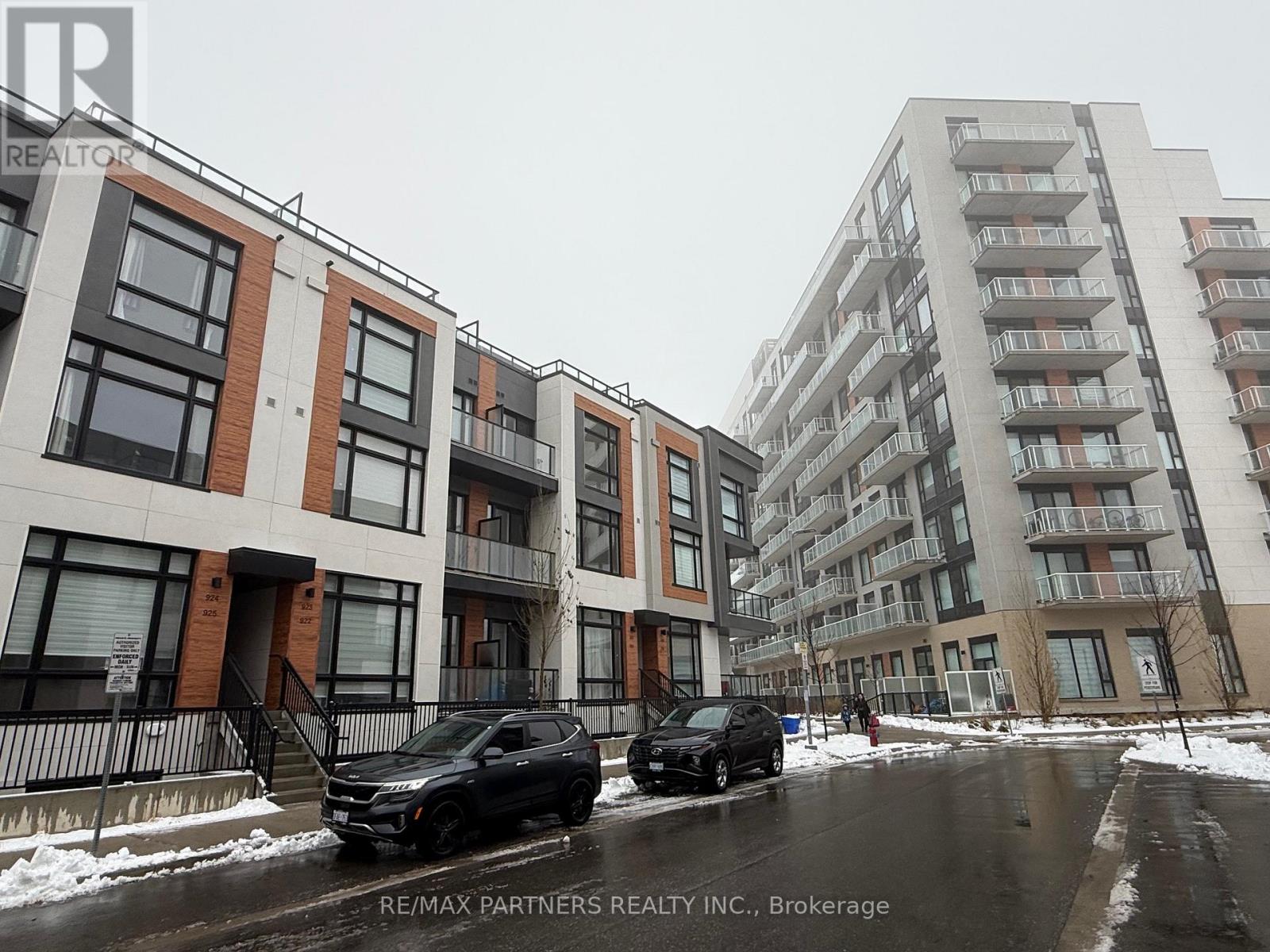 924 - 2 Steckley House Lane, Richmond Hill, Ontario  L4S 0N4 - Photo 2 - N12647984