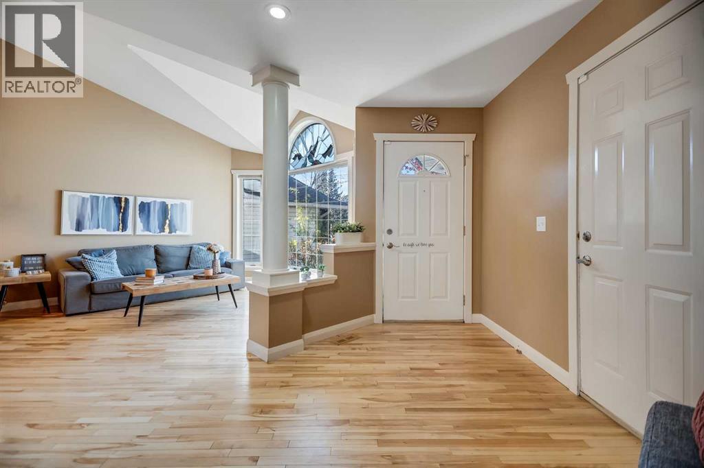 113 Somerside Green Sw, Calgary, Alberta  T2Y 3G6 - Photo 3 - A2274710