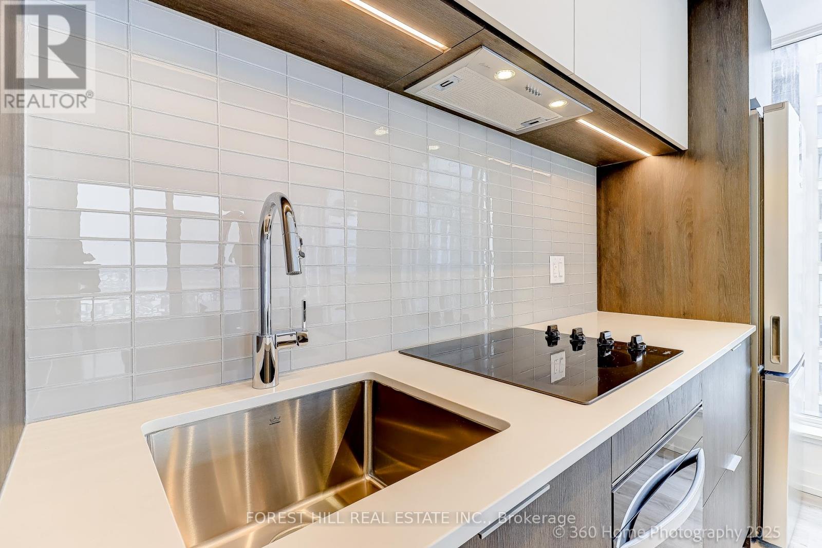 2208 - 395 Square One Drive, Mississauga, Ontario  L5B 0P6 - Photo 16 - W12648570