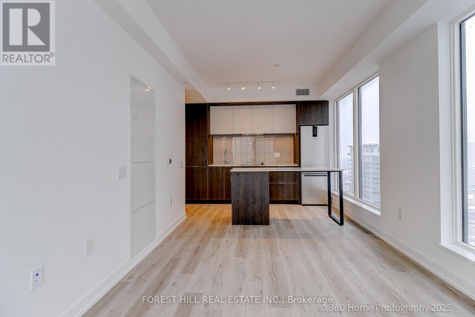 2208 - 395 Square One Drive, Mississauga, Ontario  L5B 0P6 - Photo 4 - W12648570