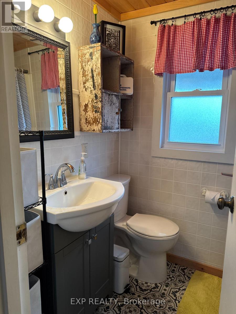 37b Cedar Drive, Norfolk, Ontario  N0E 1T0 - Photo 7 - X12648554