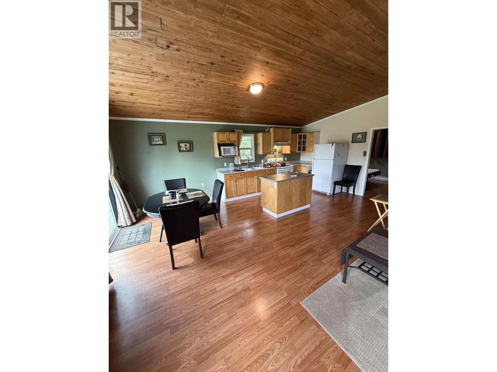 4994 Donsleequa Road, 108 Mile Ranch, British Columbia  V0K 2Z0 - Photo 11 - R3074779