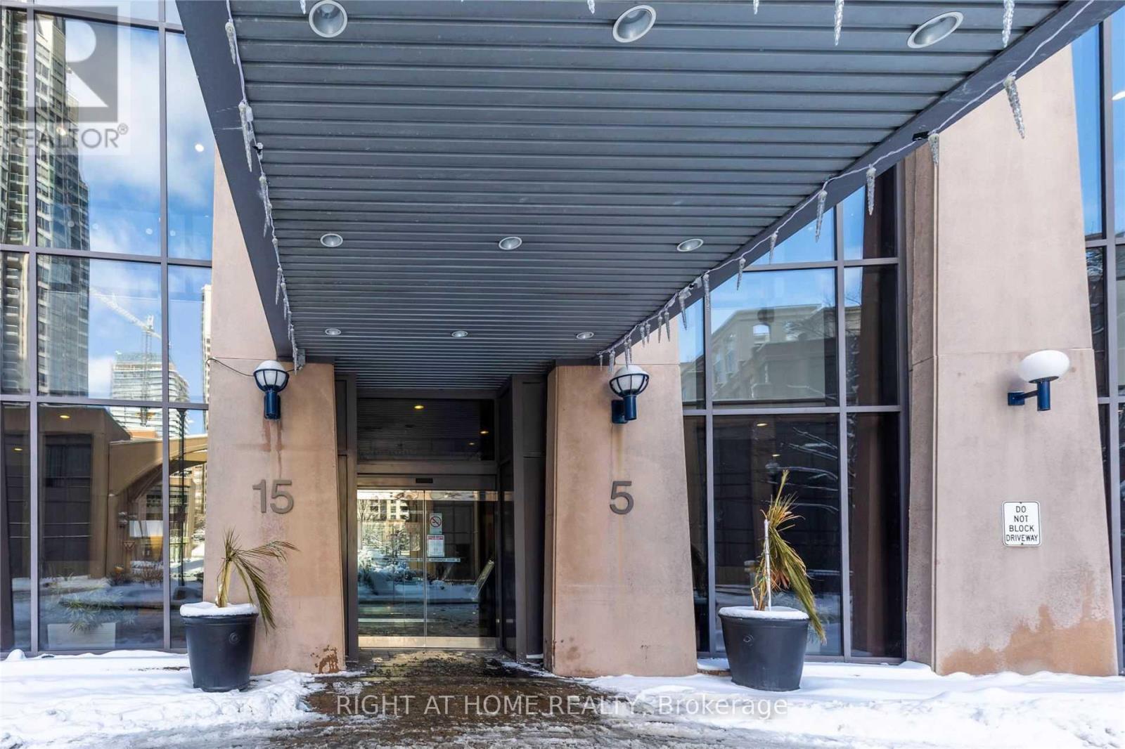 1029 - 15 Northtown Way, Toronto, Ontario  M2N 7A2 - Photo 3 - C12648650