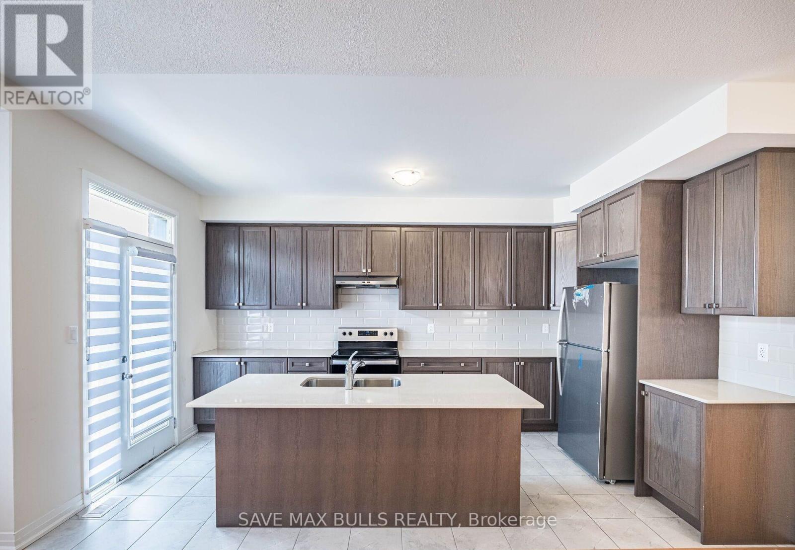 2921 Nakina Street, Pickering, Ontario  L1X 0P8 - Photo 4 - E12648664