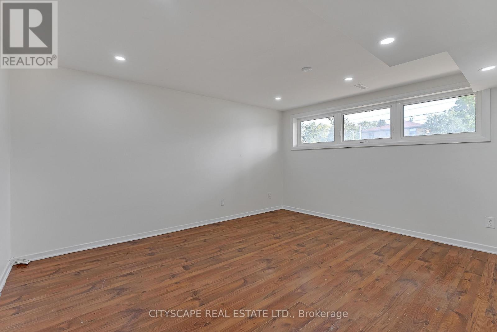 Lower - 2724 Lake Shore Boulevard W, Toronto, Ontario  M8V 1G8 - Photo 6 - W12636142