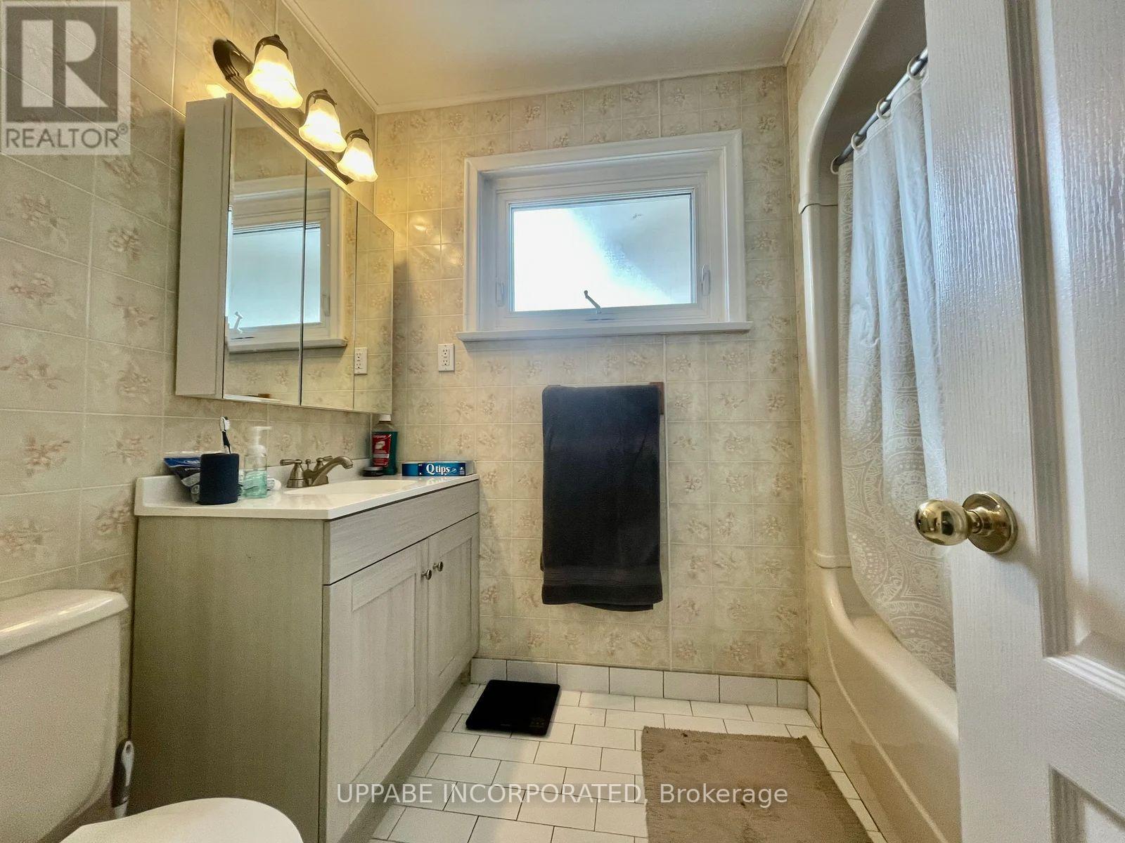 Unit B - 704 Claude Street, Ottawa, Ontario  K1K 2S2 - Photo 9 - X12648714