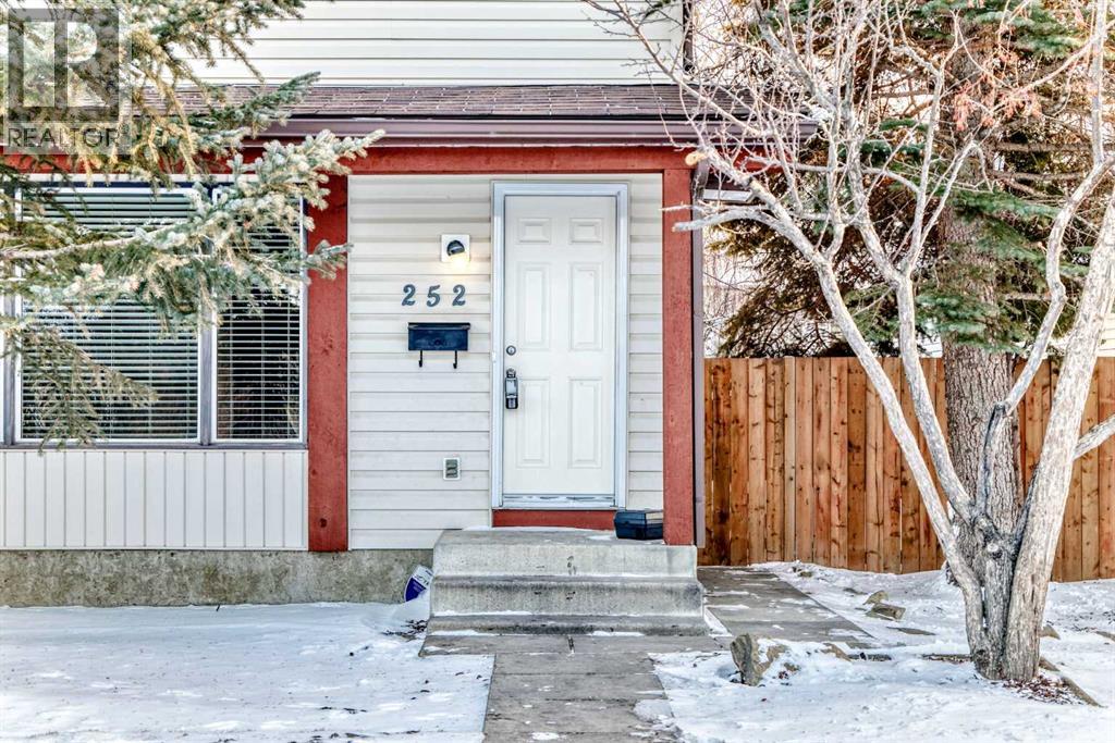 252 Summerwood Place Se, Airdrie, Alberta  T4B 1W2 - Photo 2 - A2275839