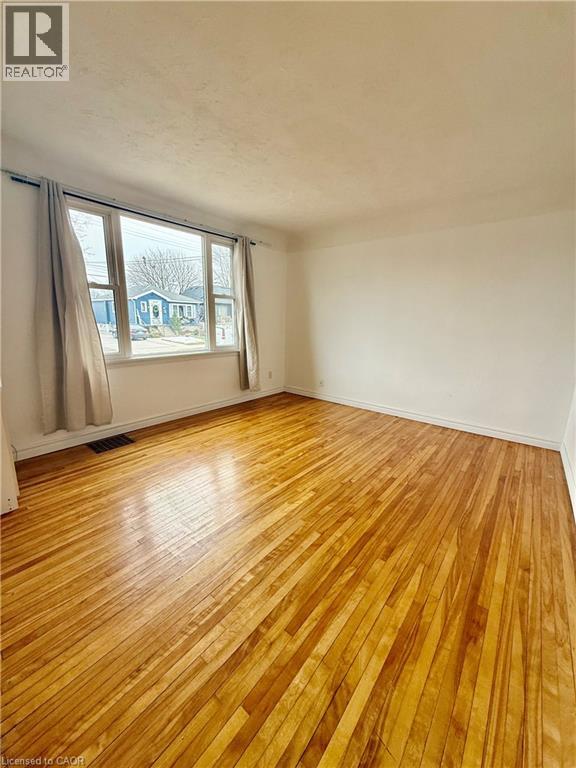 194 East 15th Street, Hamilton, Ontario  L9A 4G2 - Photo 4 - 40794749