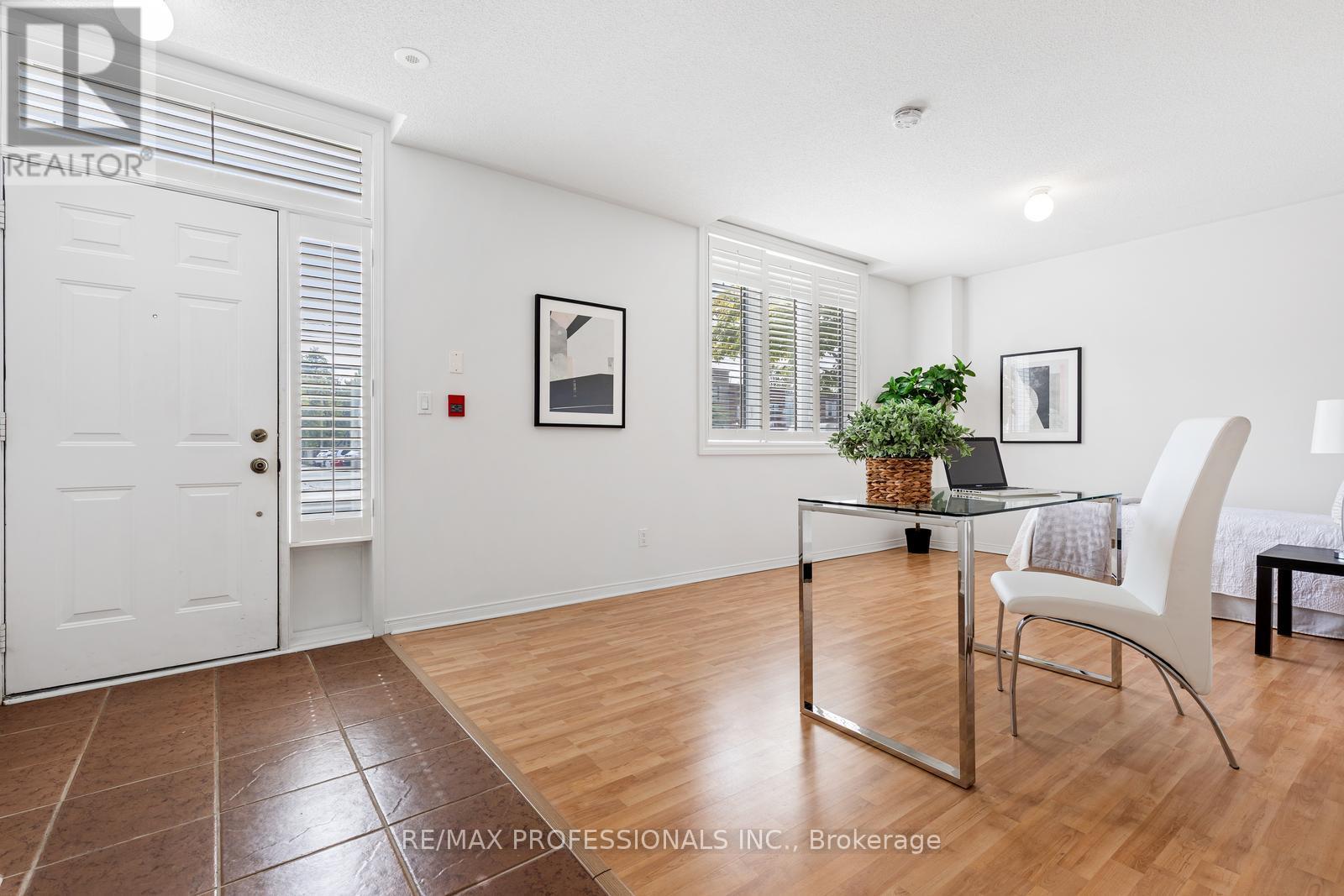 104 - 3400 Lake Shore Boulevard W, Toronto, Ontario  M8W 4Z9 - Photo 2 - W12648748